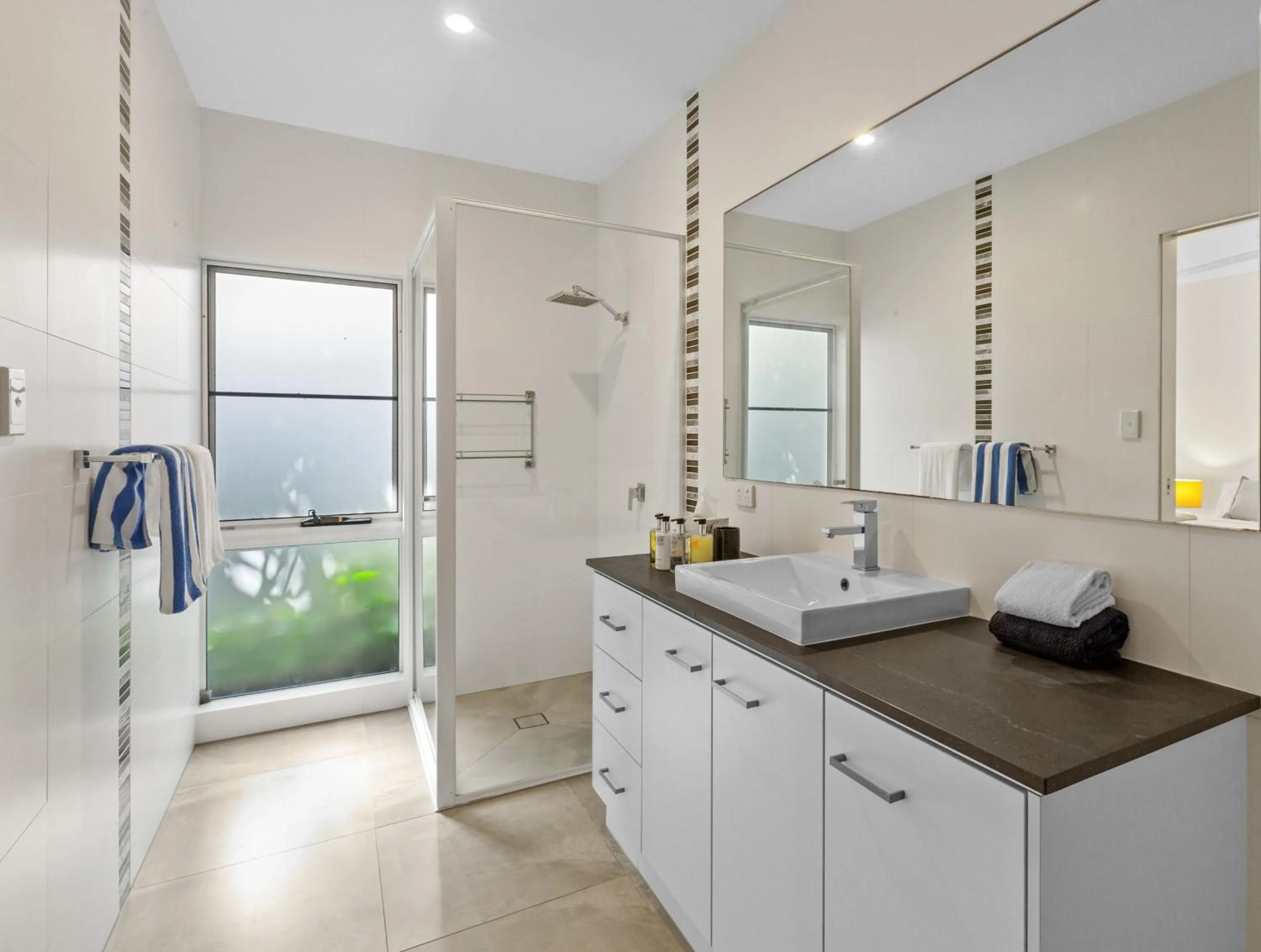 Bathroom in Tenterfield Beachfront Luxury 4 Bedroom Holiday Home