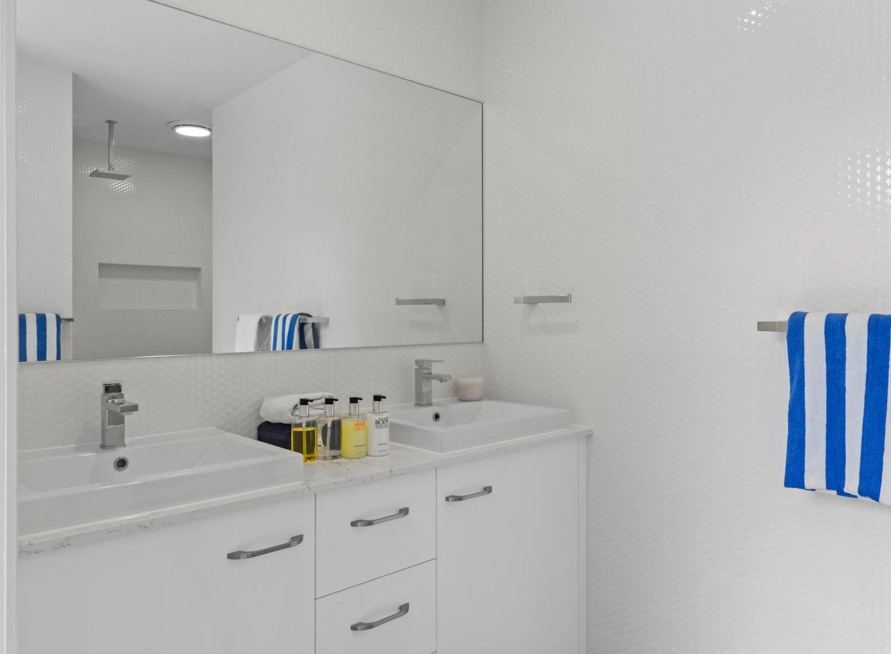 Bathroom in Tenterfield Beachfront Luxury 4 Bedroom Holiday Home