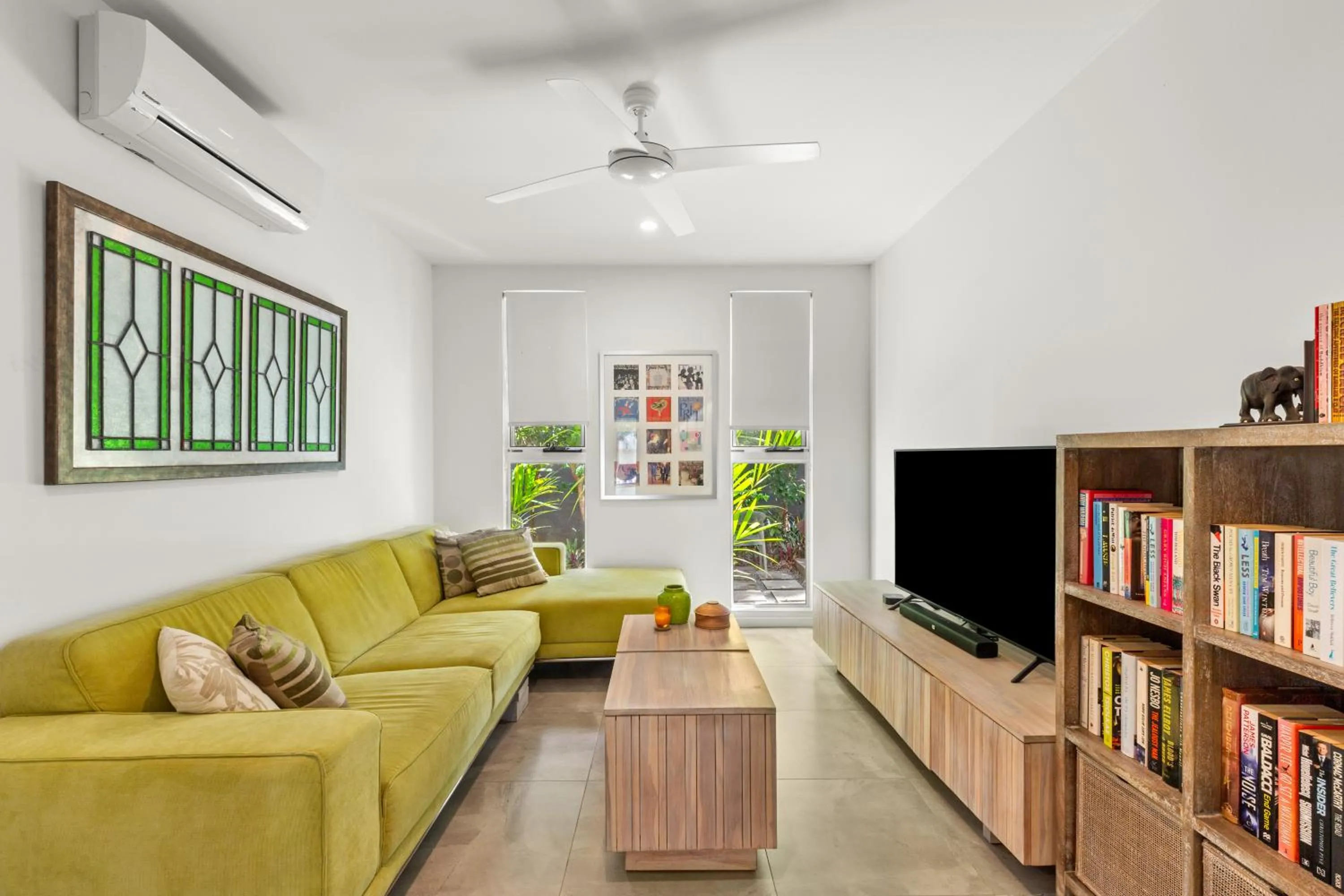 TV and multimedia in Tenterfield Beachfront Luxury 4 Bedroom Holiday Home