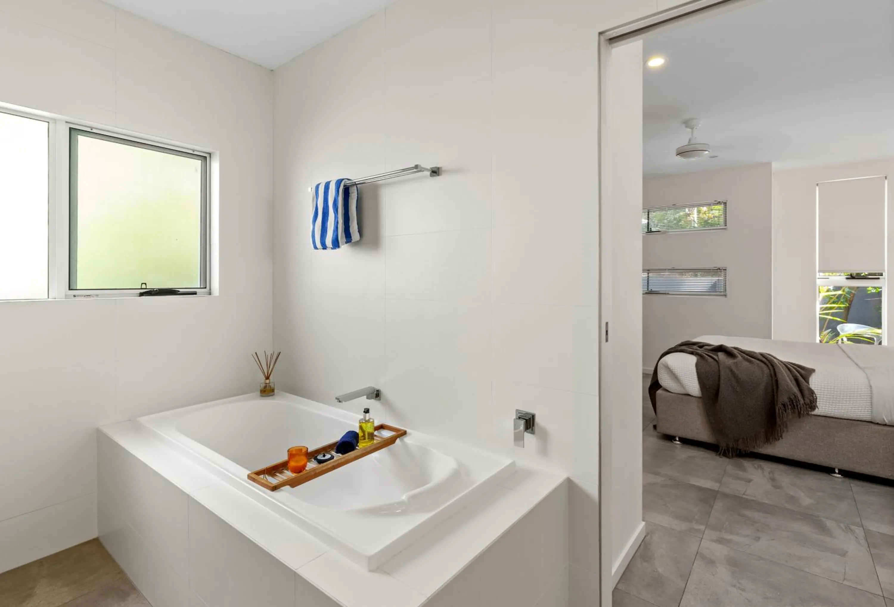 Bathroom, Bed in Tenterfield Beachfront Luxury 4 Bedroom Holiday Home