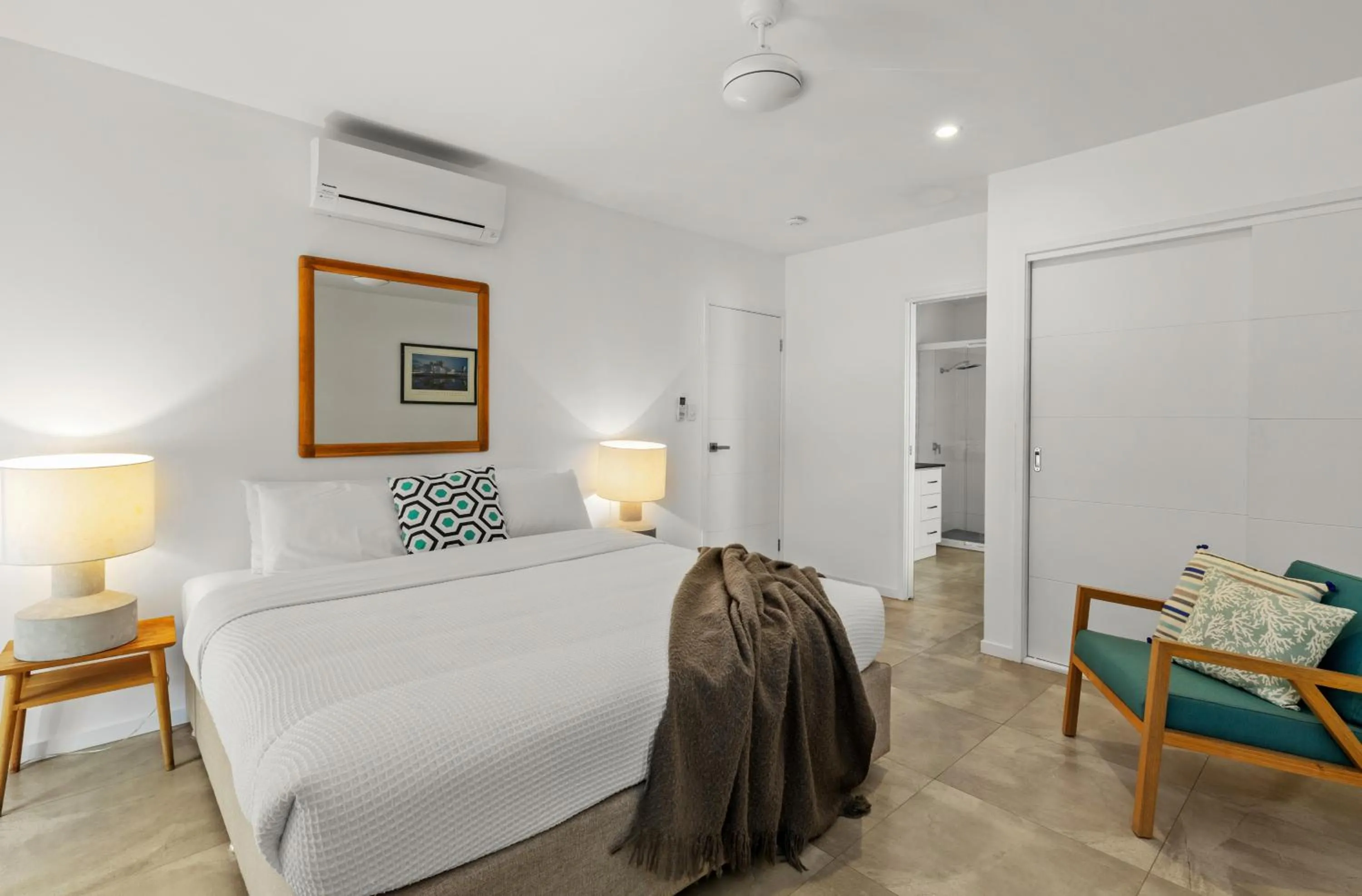 Bed in Tenterfield Beachfront Luxury 4 Bedroom Holiday Home