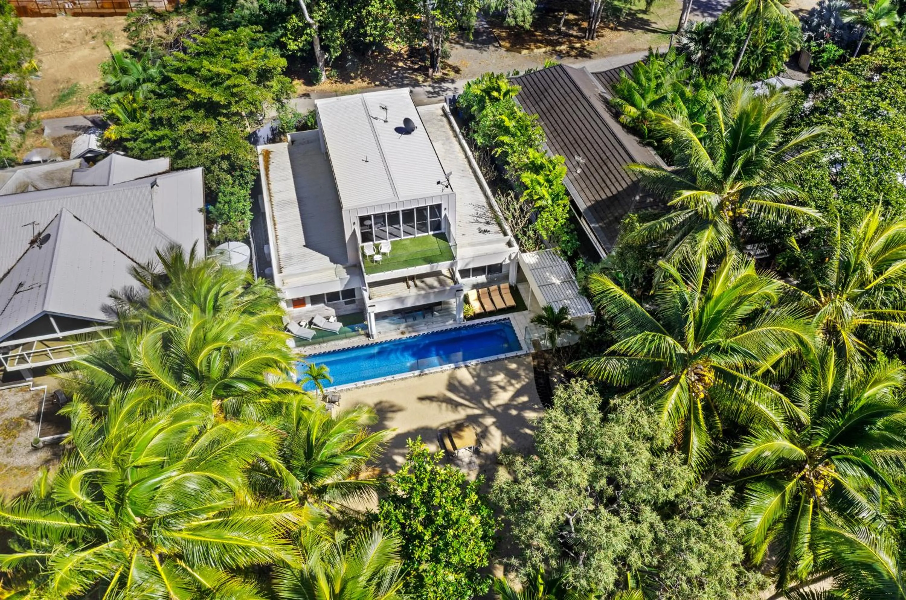 Property building in Tenterfield Beachfront Luxury 4 Bedroom Holiday Home