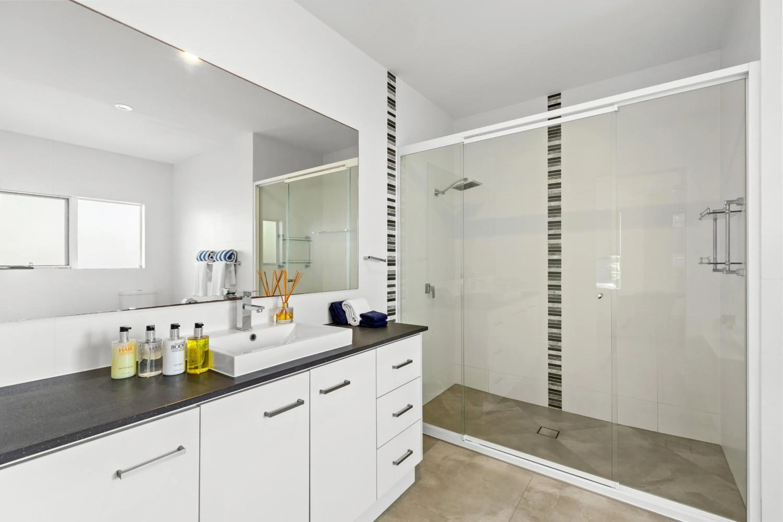 Bathroom in Tenterfield Beachfront Luxury 4 Bedroom Holiday Home