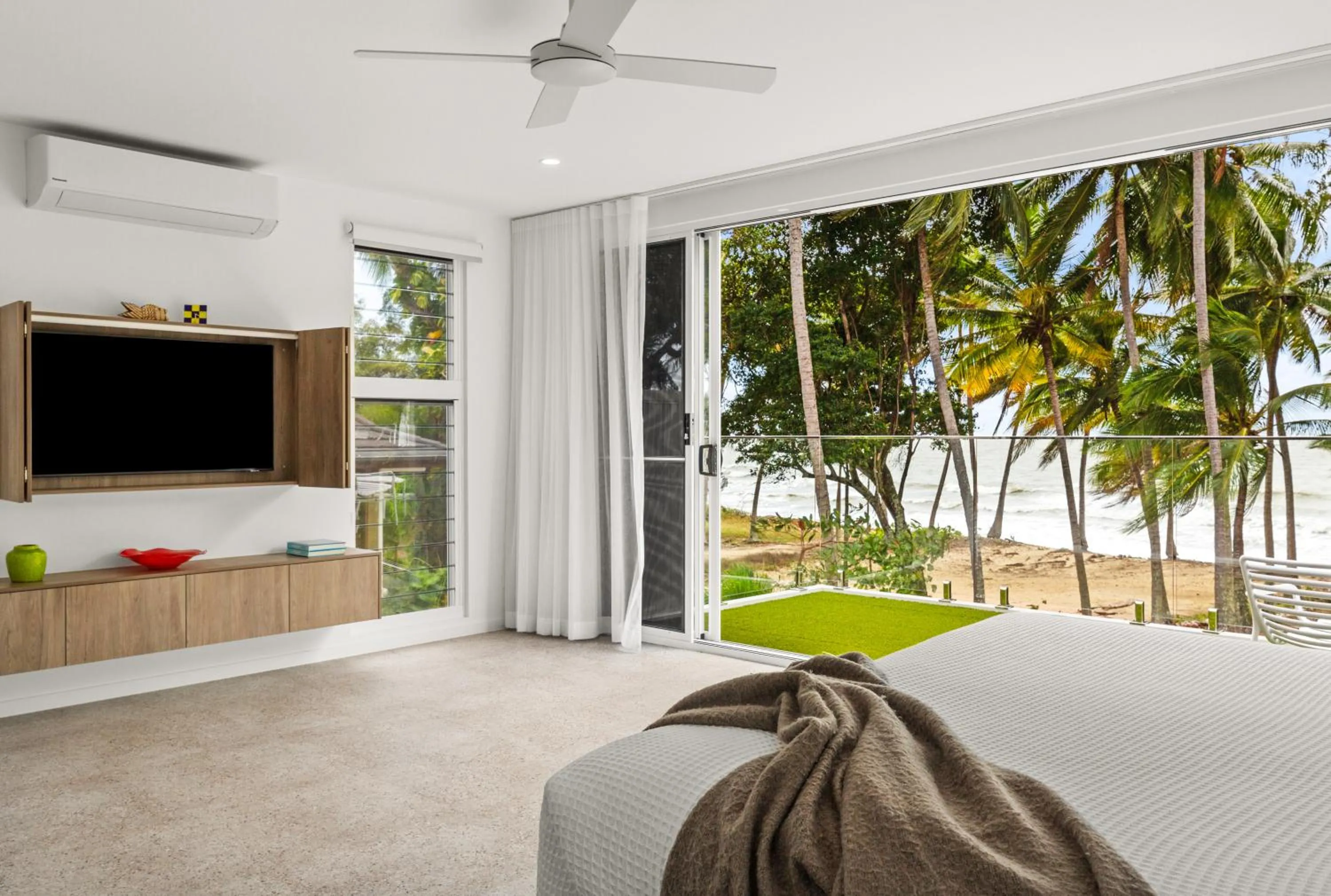 Bed in Tenterfield Beachfront Luxury 4 Bedroom Holiday Home