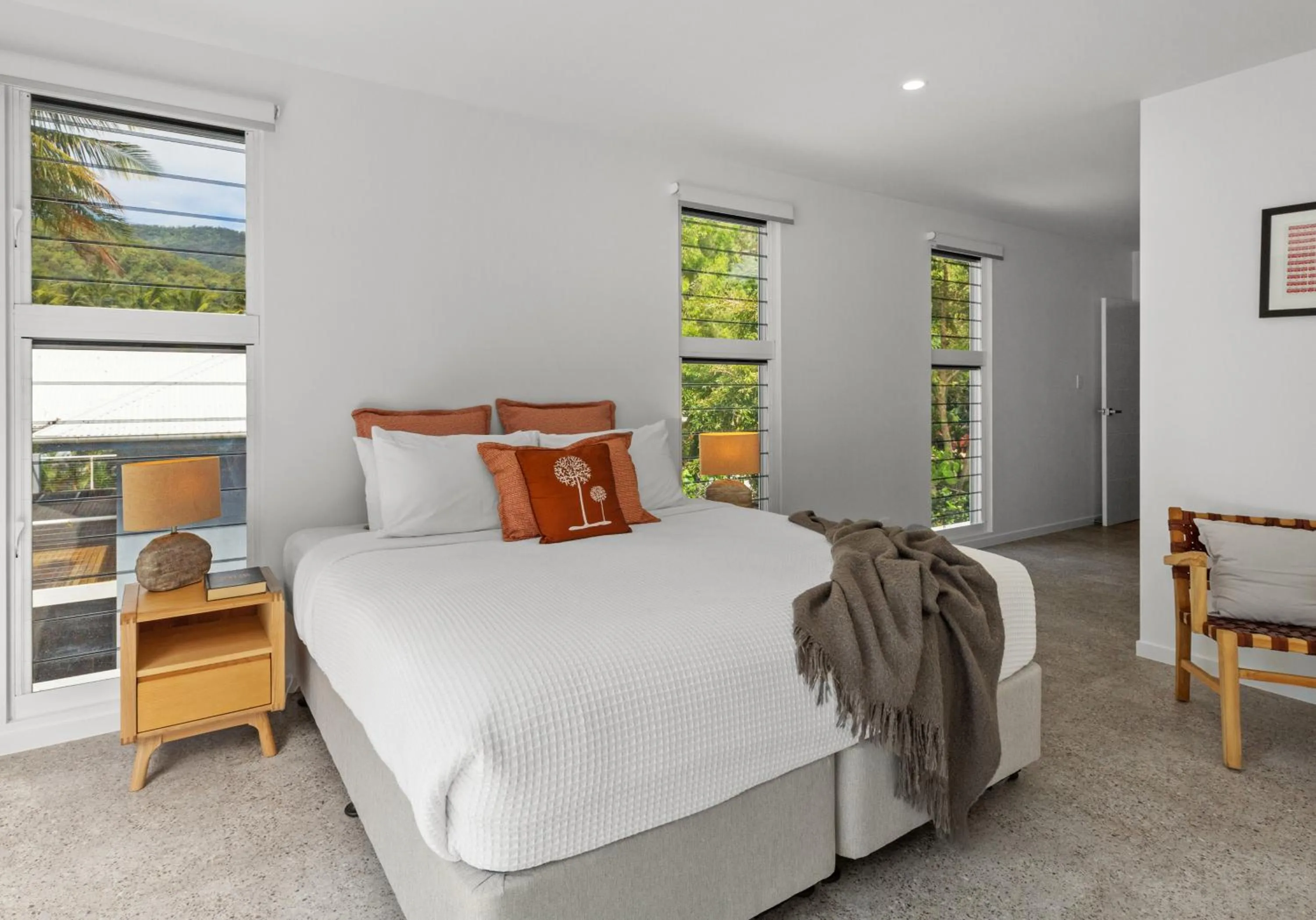 Bed in Tenterfield Beachfront Luxury 4 Bedroom Holiday Home
