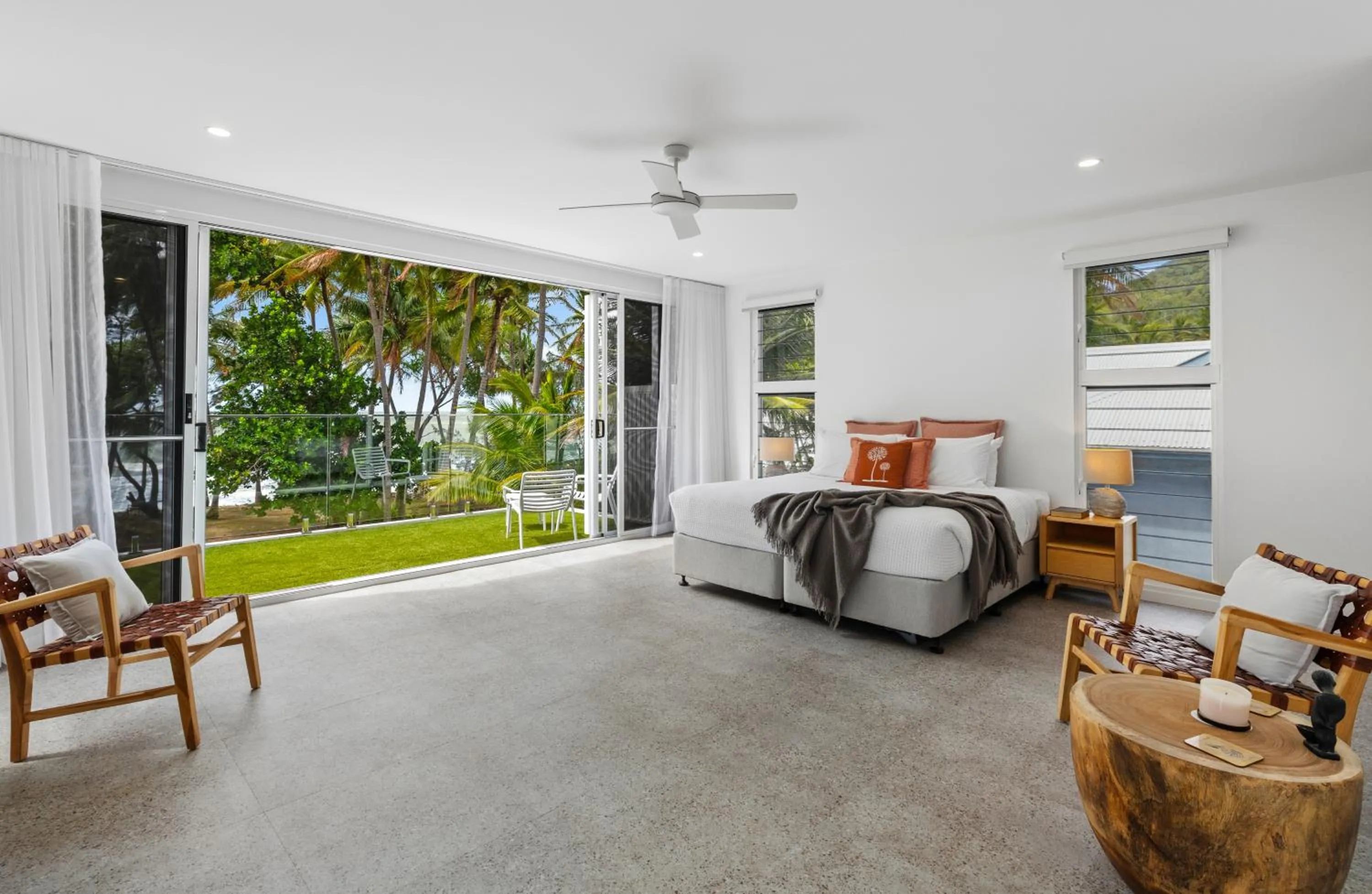 Bed in Tenterfield Beachfront Luxury 4 Bedroom Holiday Home