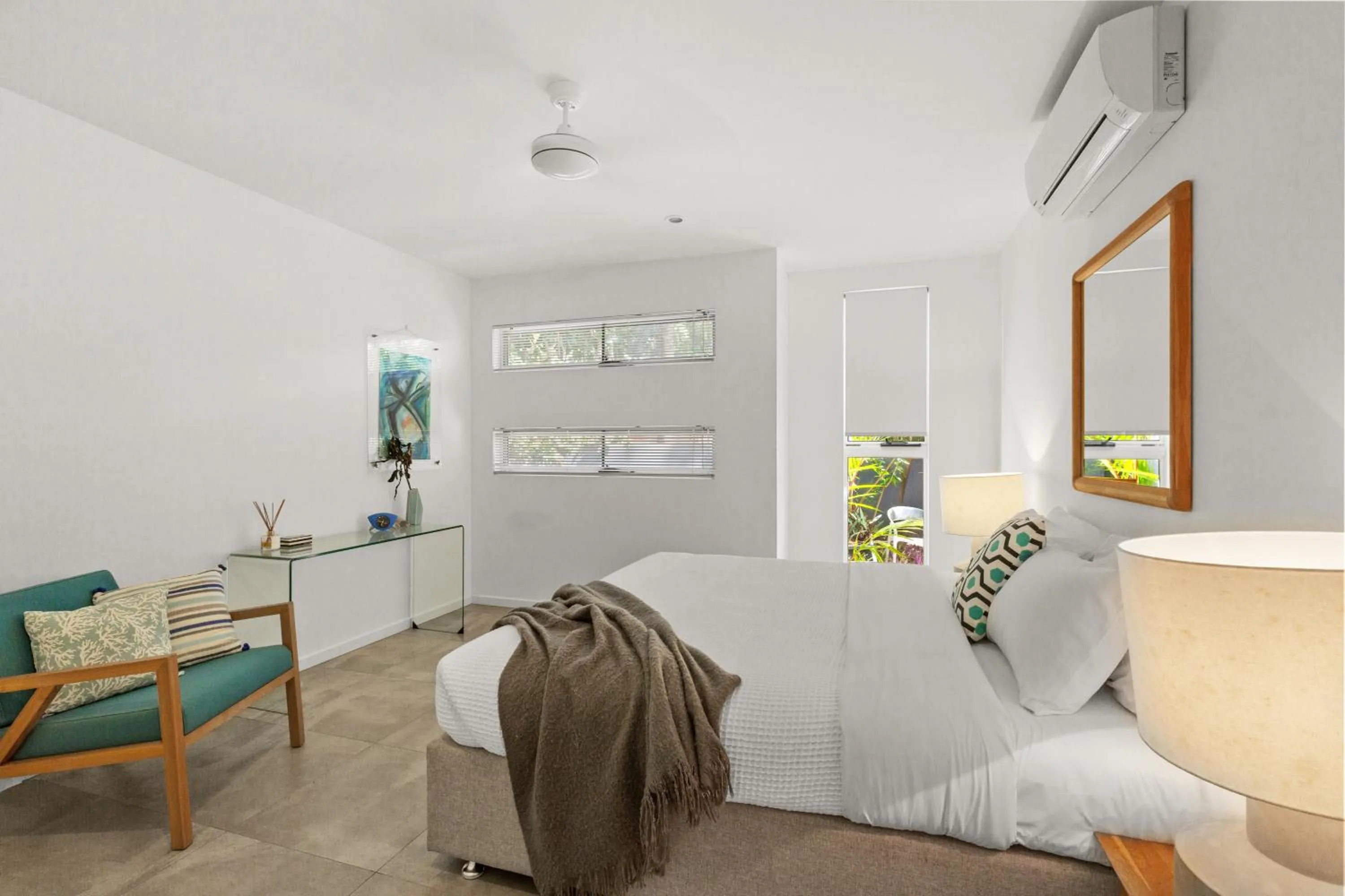 Bed in Tenterfield Beachfront Luxury 4 Bedroom Holiday Home