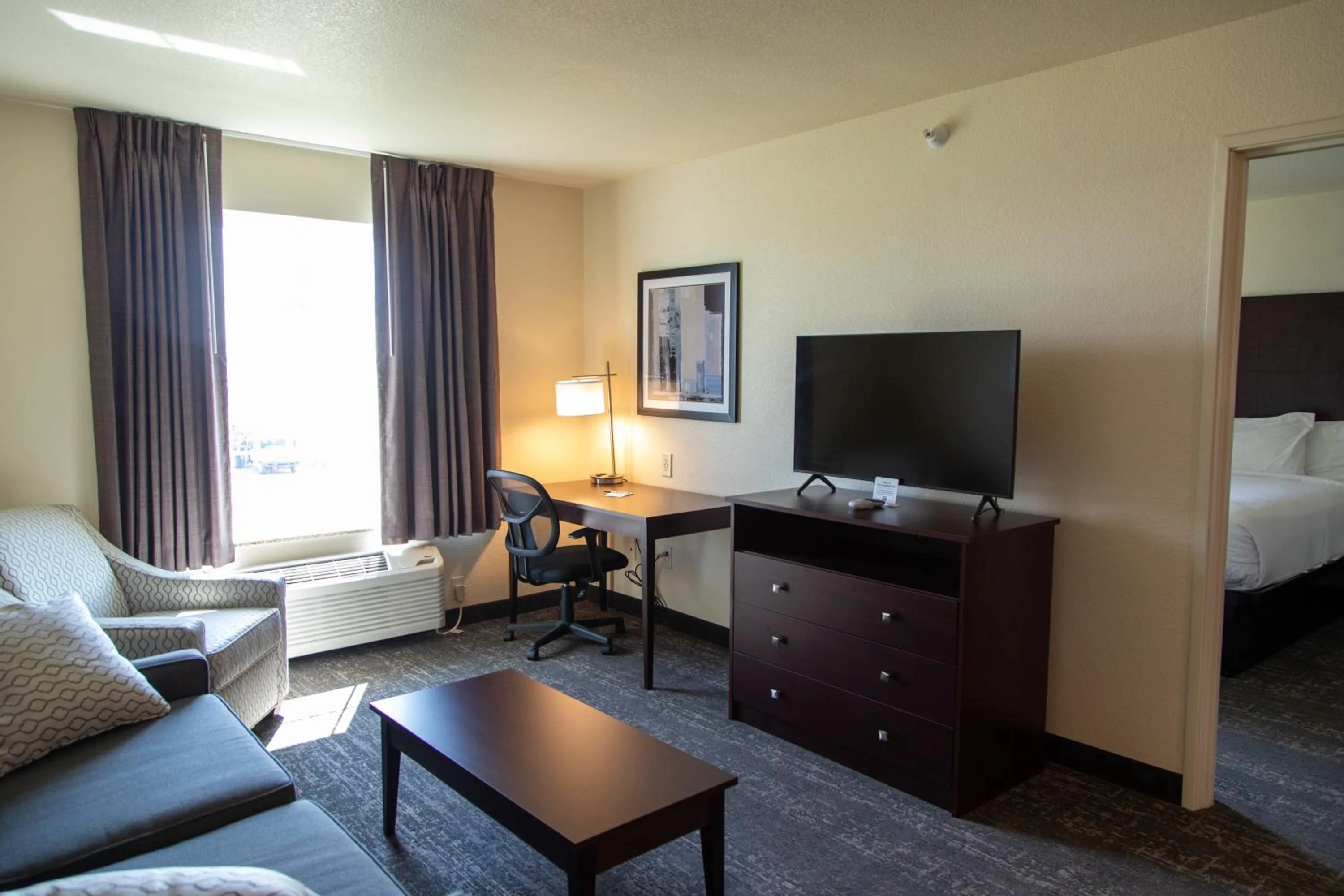 TV and multimedia, Bed in Cobblestone Inn & Suites -Springfield