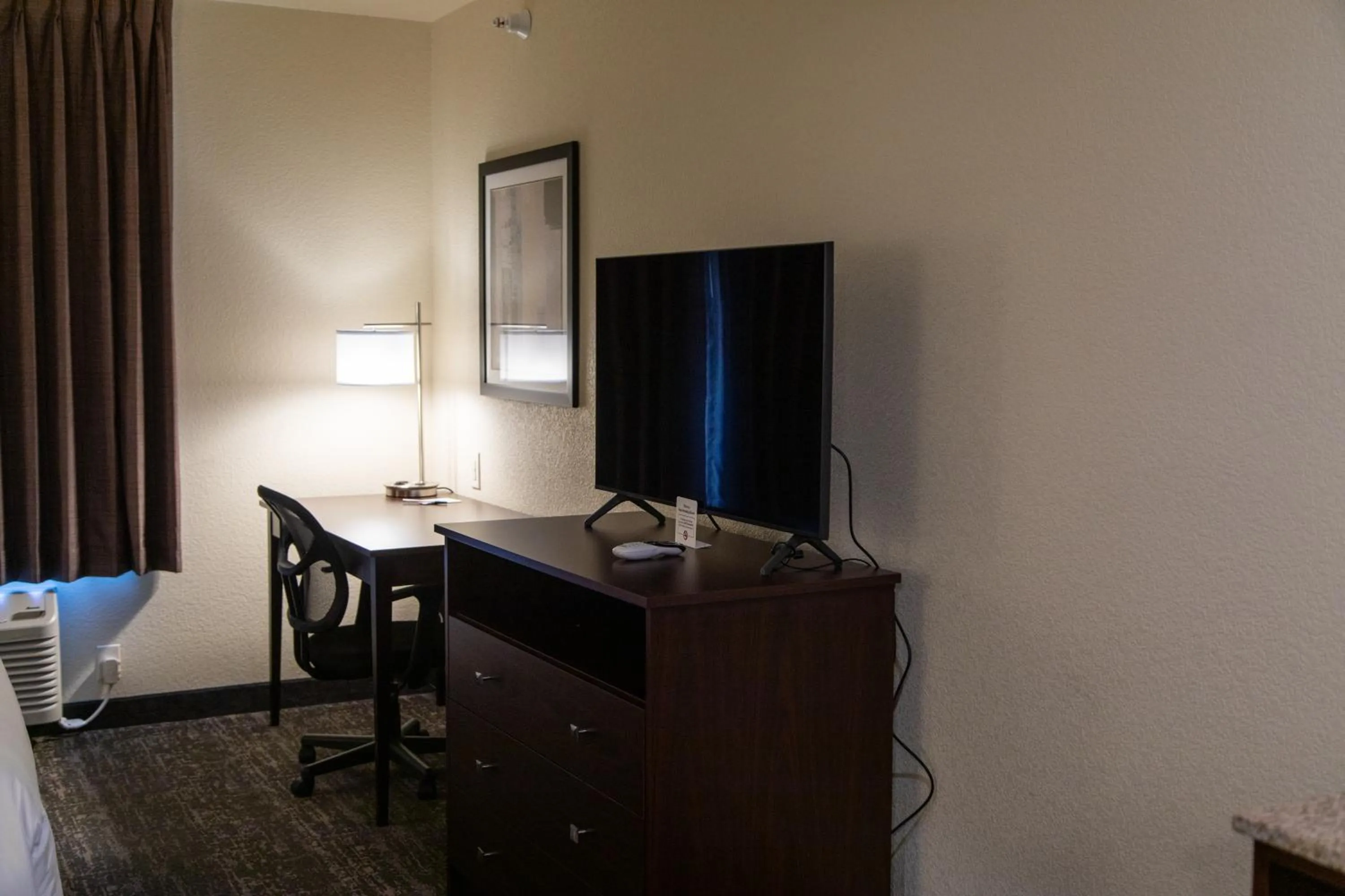 TV and multimedia, Bed in Cobblestone Inn & Suites -Springfield