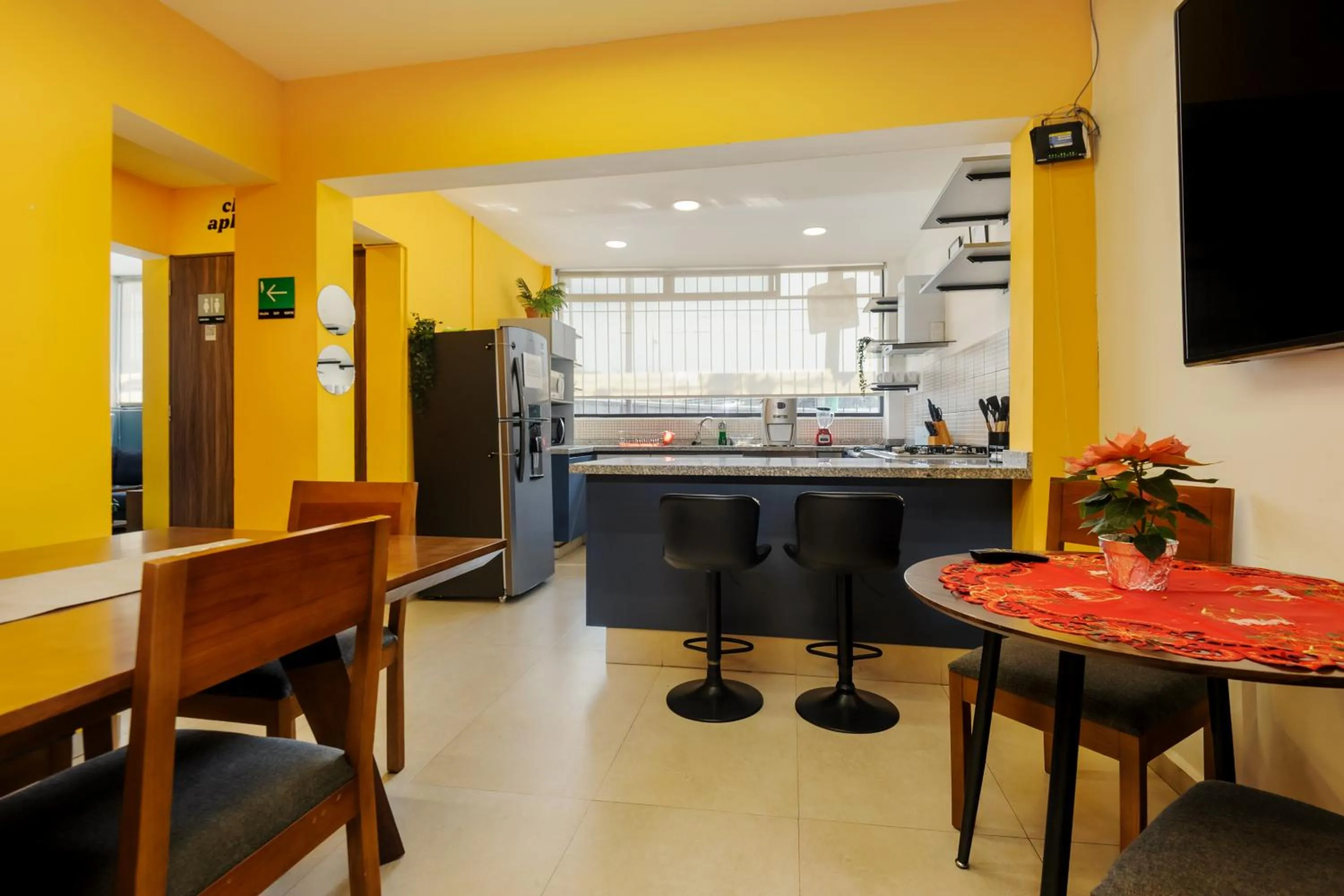 Communal kitchen in Colmena Hotel CDMX Suites Roma