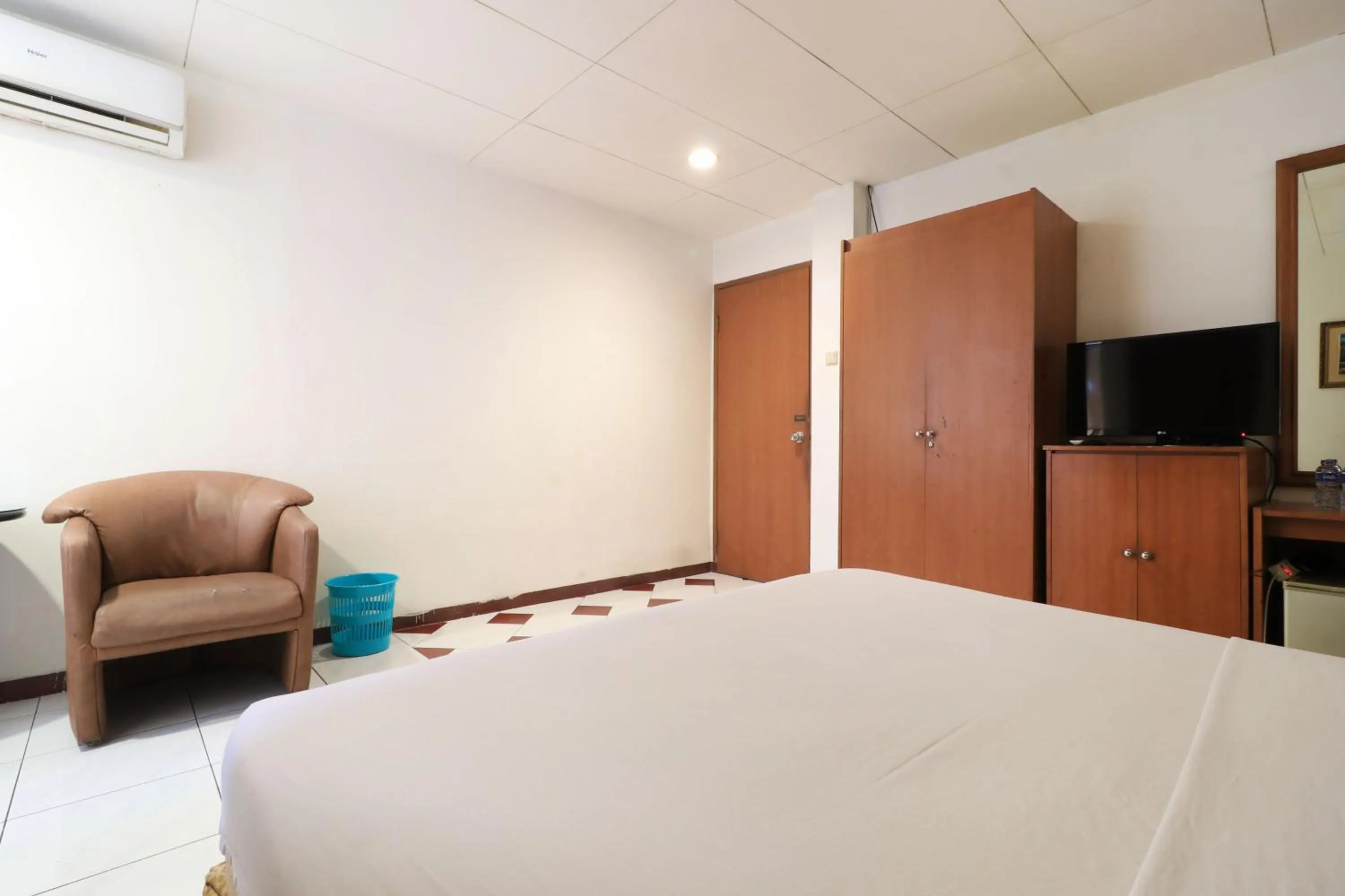 Photo of the whole room in Mroom Prapancha