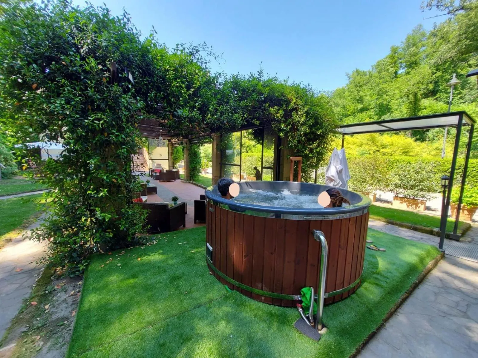 Open Air Bath in Hotel Relais Valle Orientina