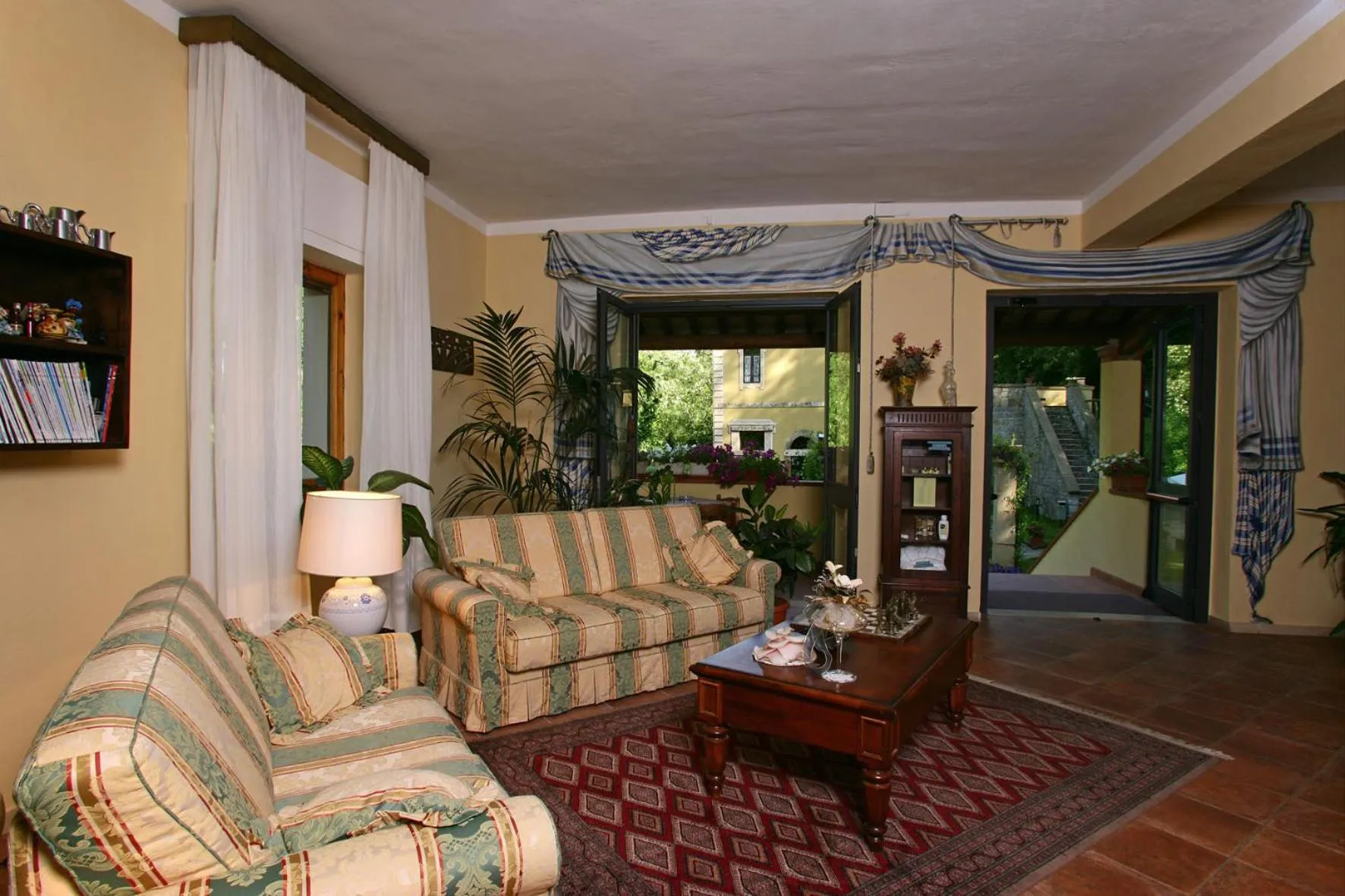 Communal lounge/ TV room in Hotel Relais Valle Orientina