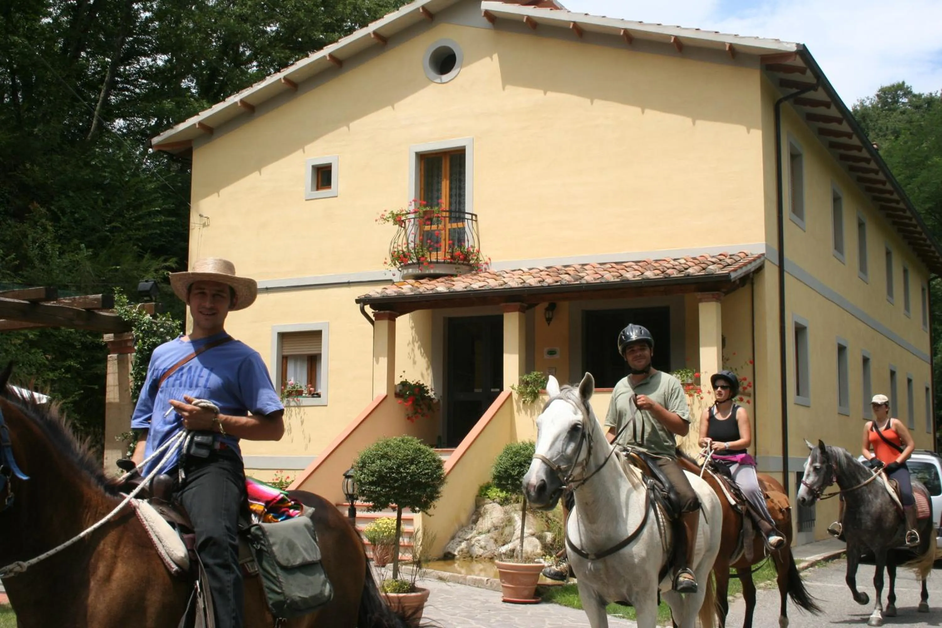 Horse-riding in Hotel Relais Valle Orientina