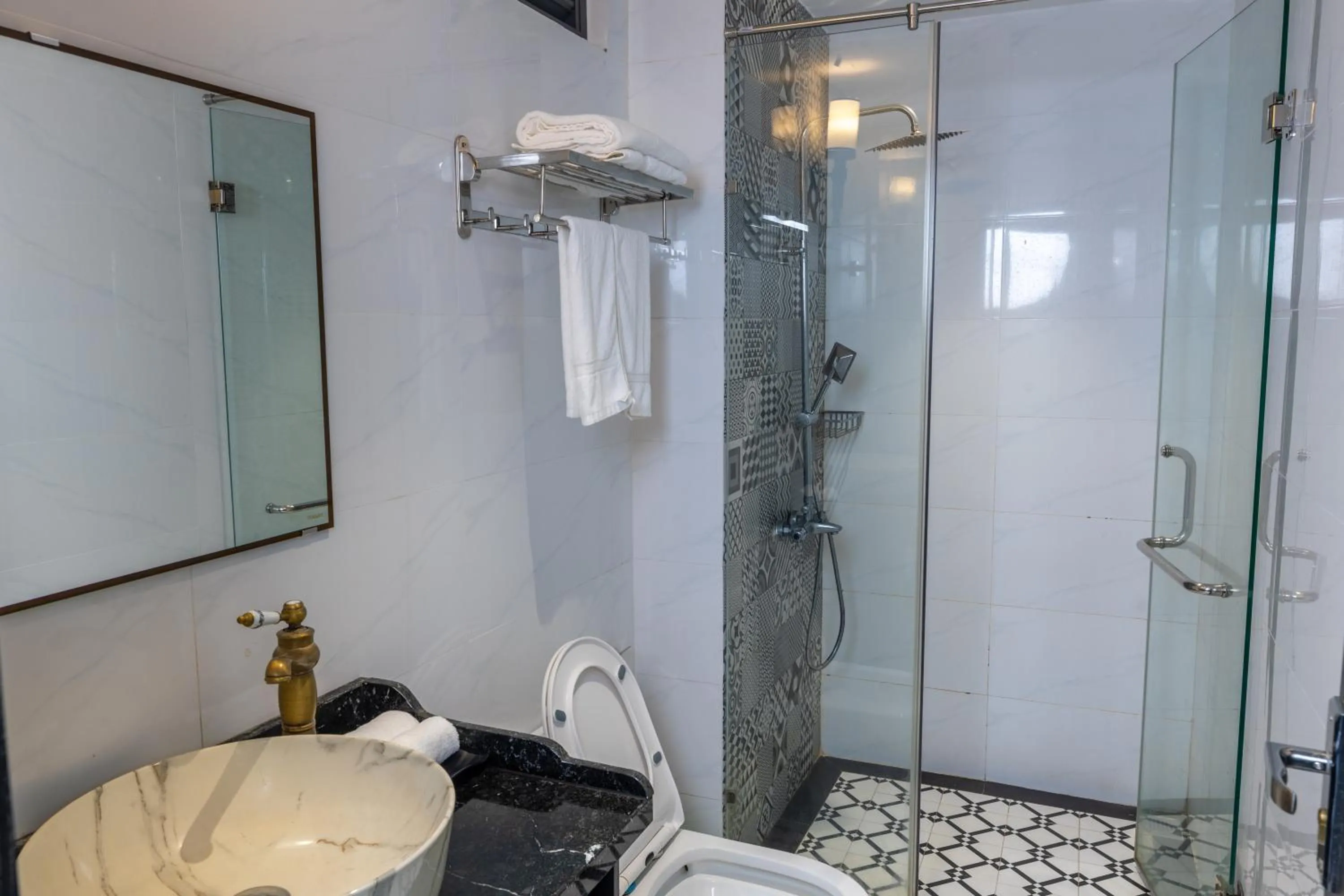 Shower in Dérive Boutique Villa & Apartment Da Nang