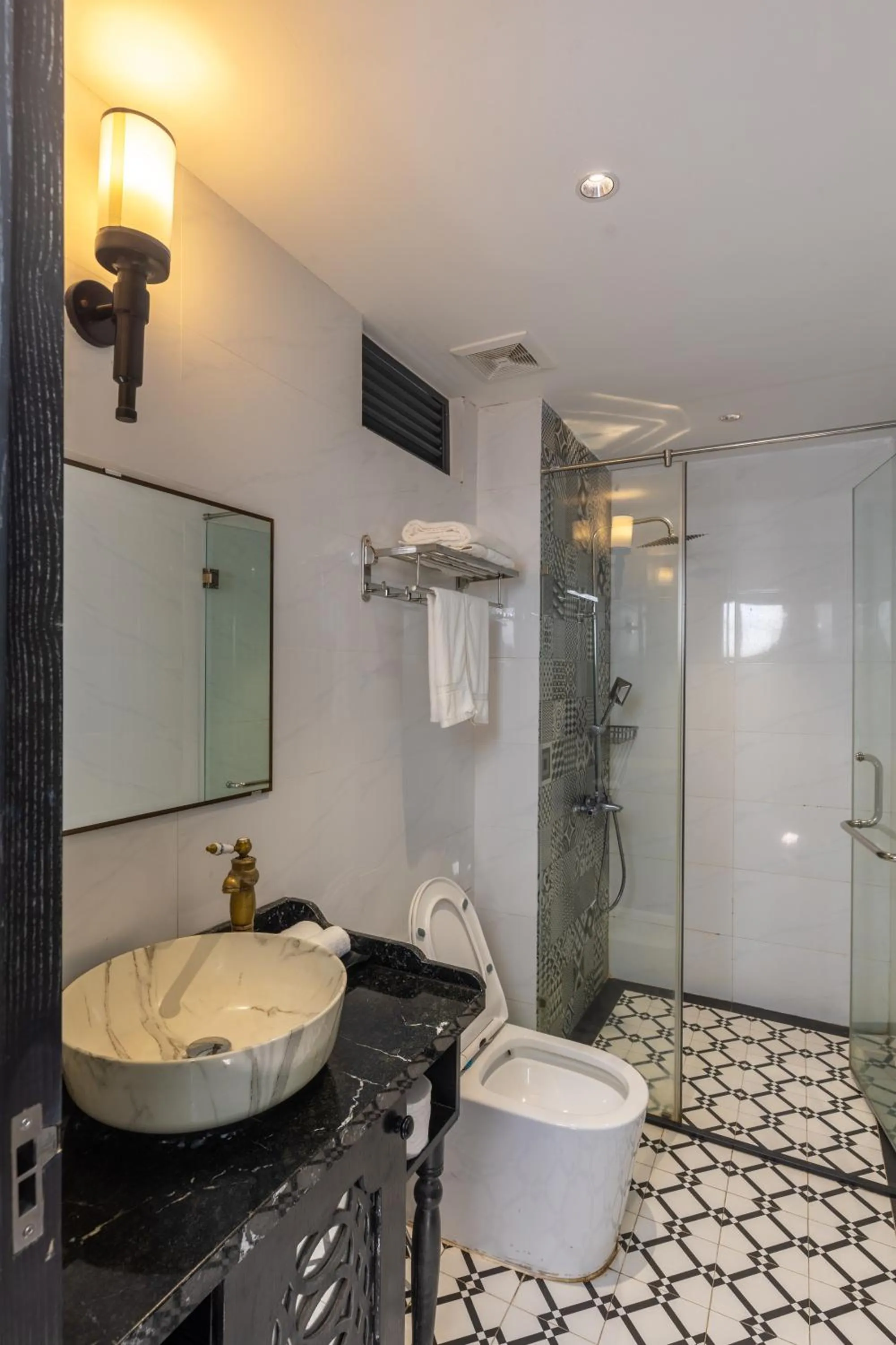 Shower in Dérive Boutique Villa & Apartment Da Nang
