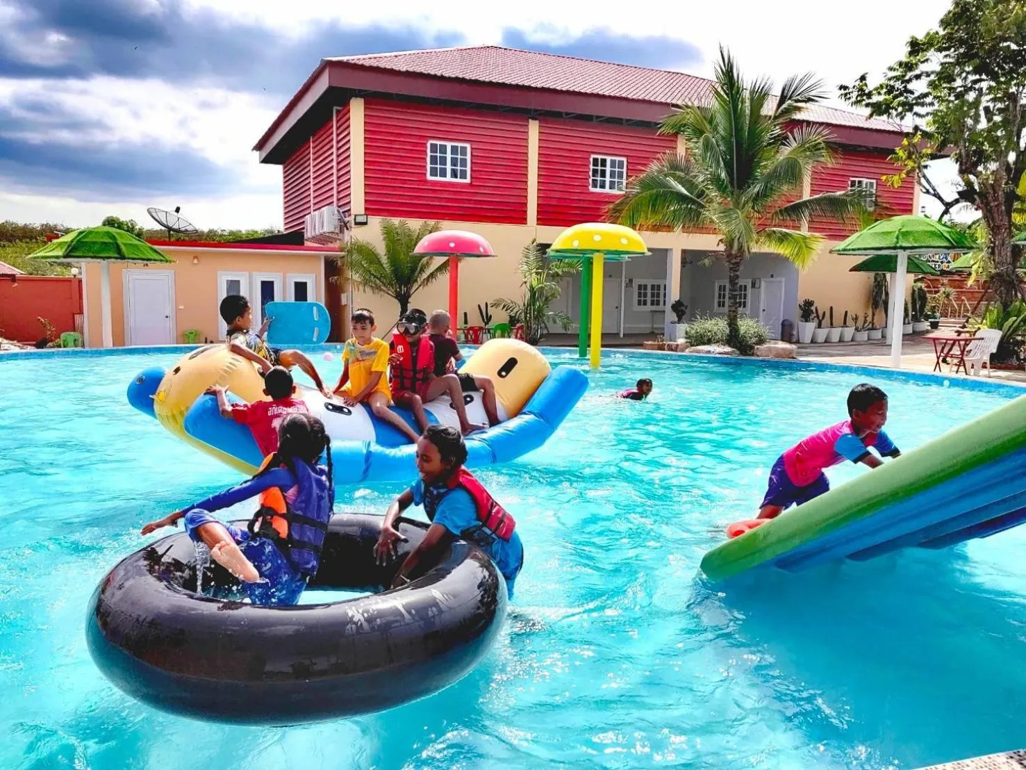Communal lounge/ TV room in Trang Oasis Waterpark Hotel