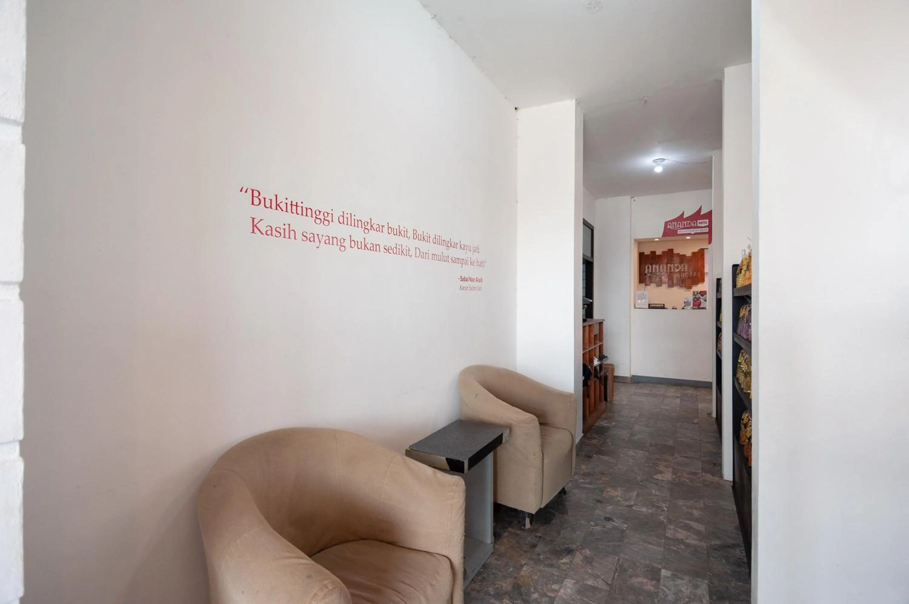 Living room in Urbanview Hotel Ananda Syariah by RedDoorz