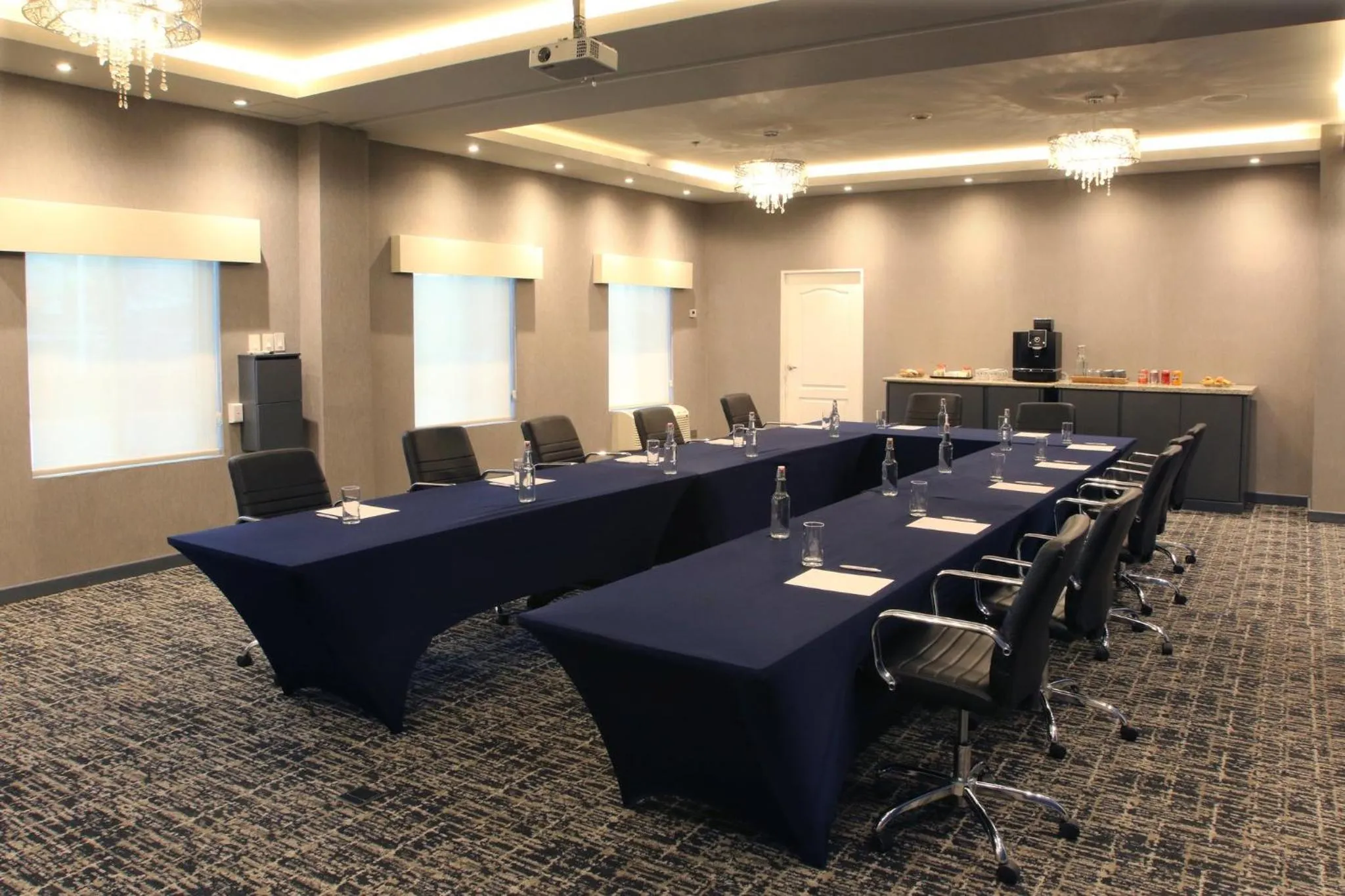 Meeting/conference room in voco Saltillo Suites by IHG