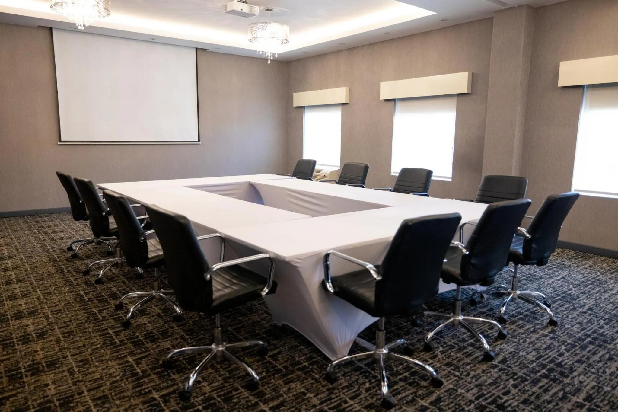 Meeting/conference room in voco Saltillo Suites by IHG