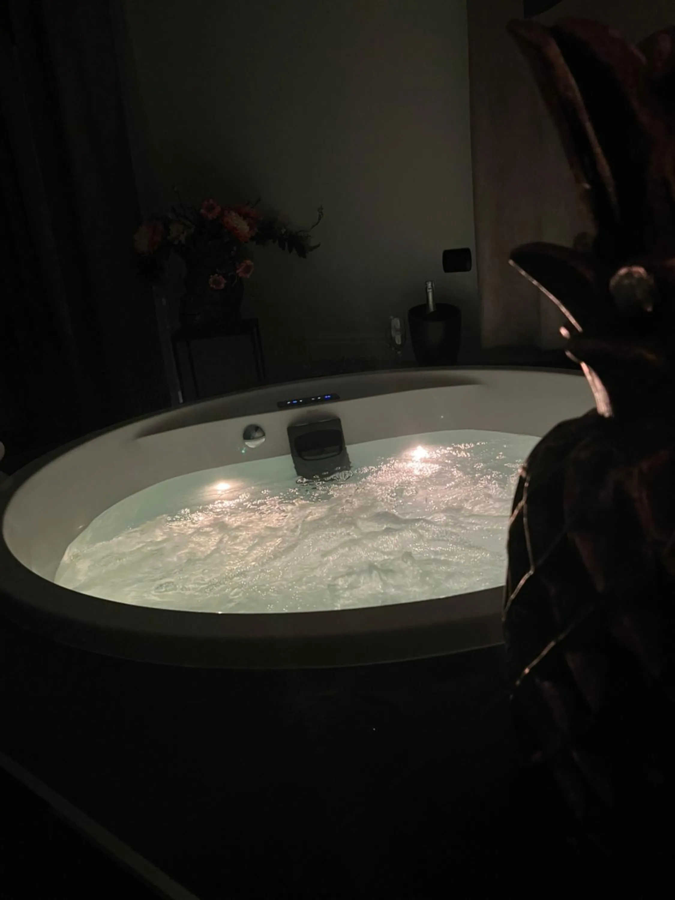 Hot Tub in NM Luxury Suites