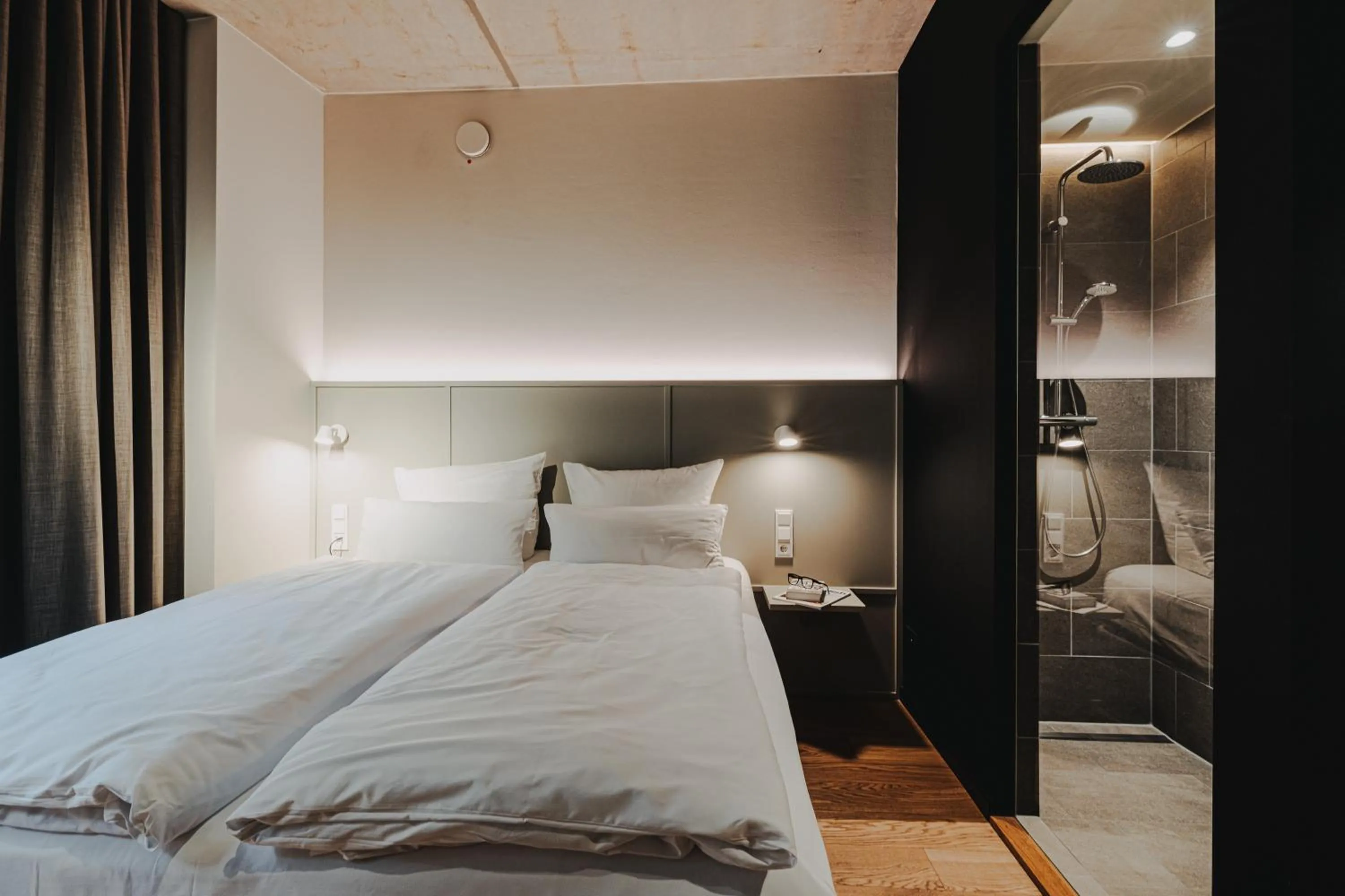 Shower, Bed in HIIVE Oldenburg