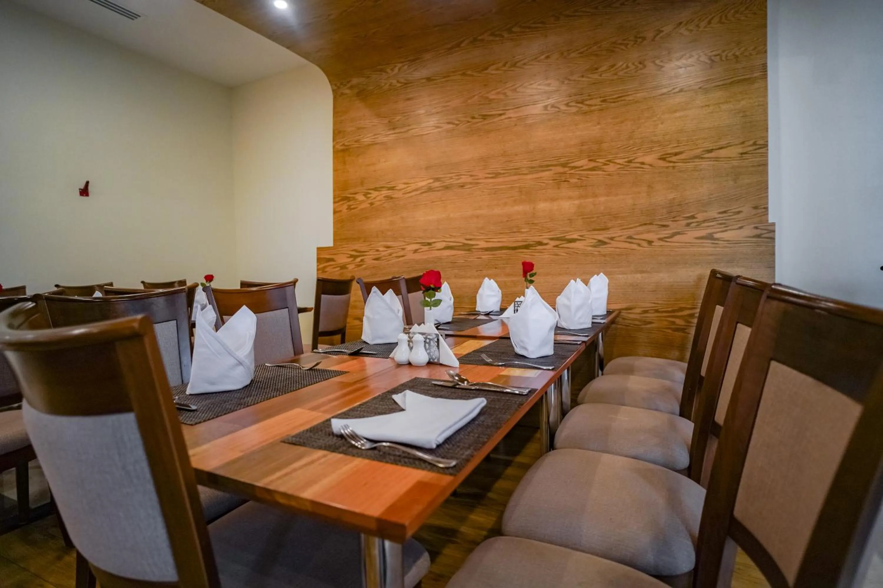 Restaurant/places to eat in Emaar Elite Hotel