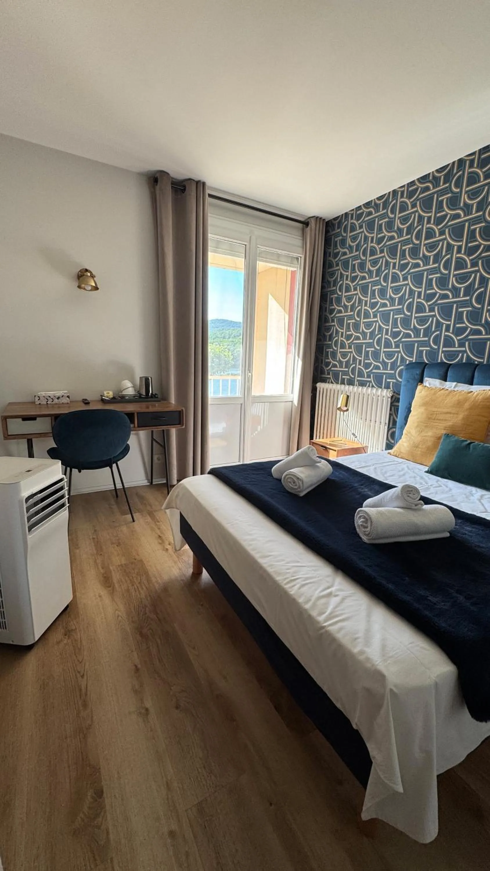 air conditioner, Bed in Hôtel Restaurant du Lac