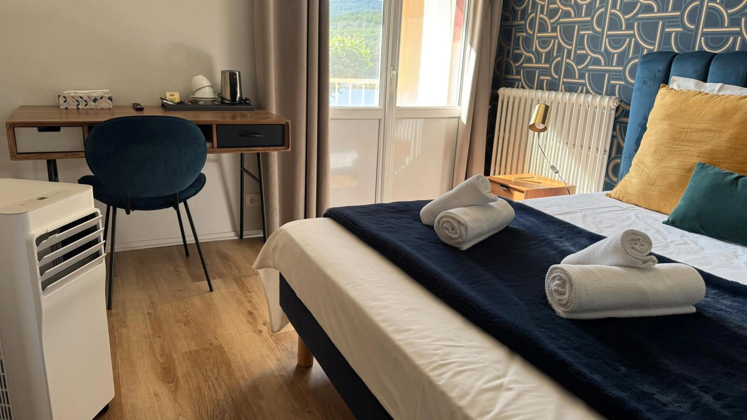 air conditioner, Bed in Hôtel Restaurant du Lac