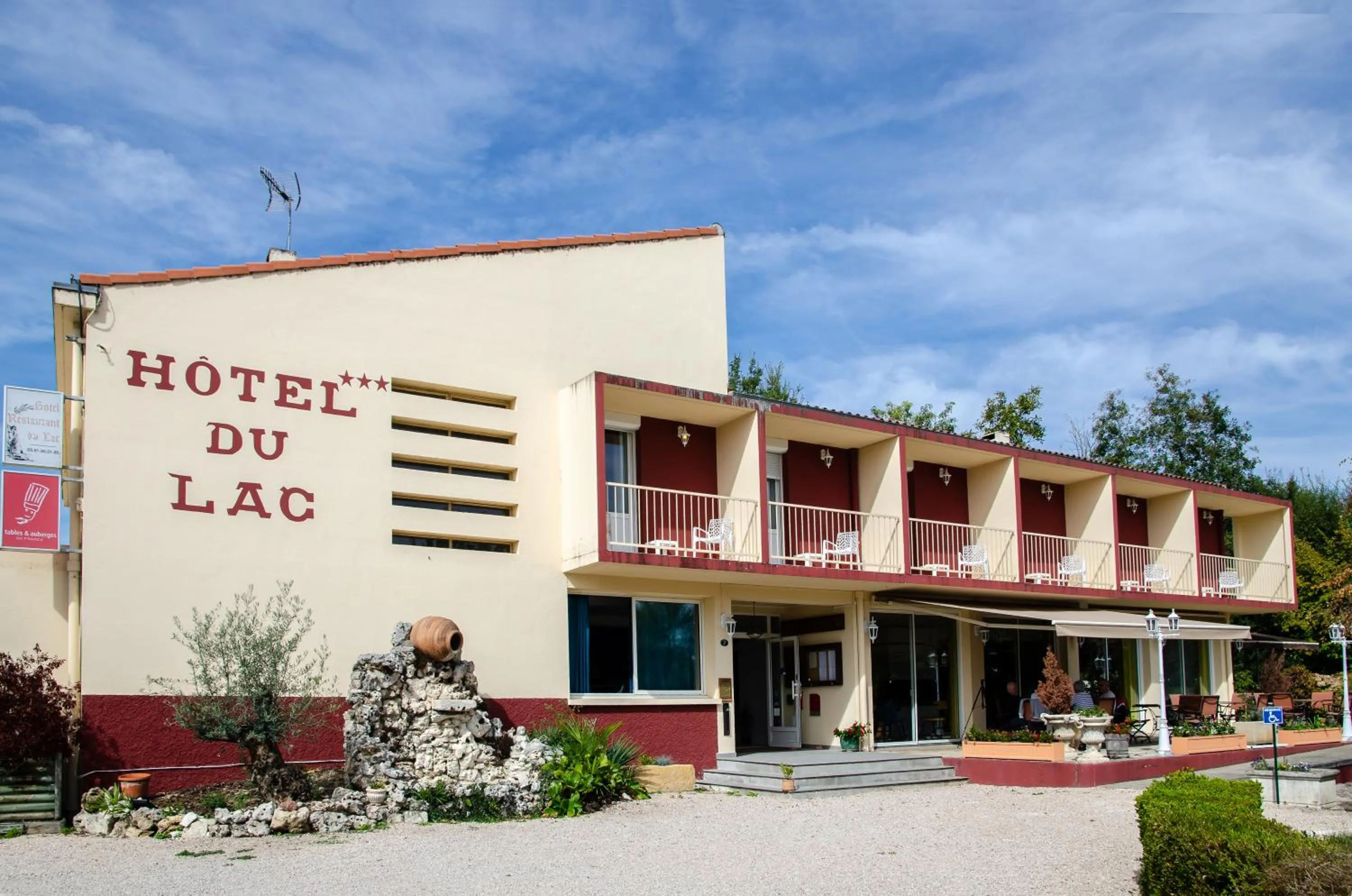 Property building in Hôtel Restaurant du Lac