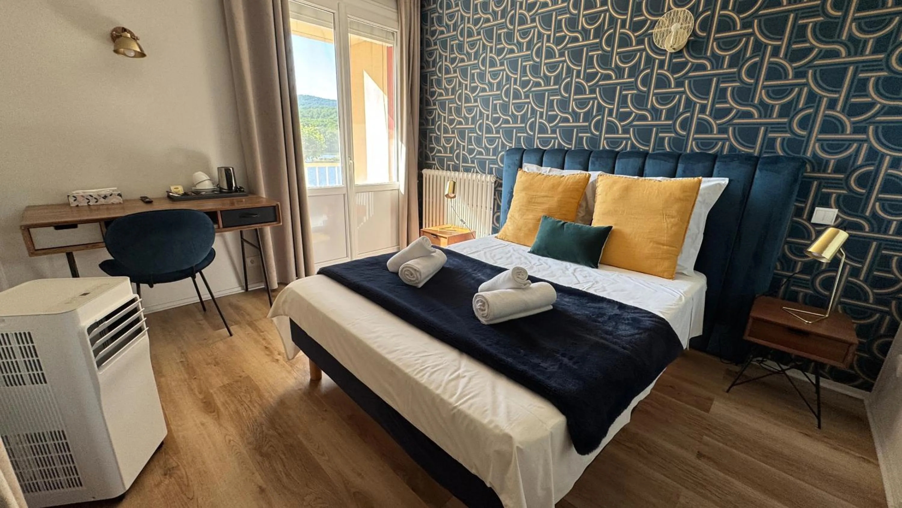 air conditioner, Bed in Hôtel Restaurant du Lac