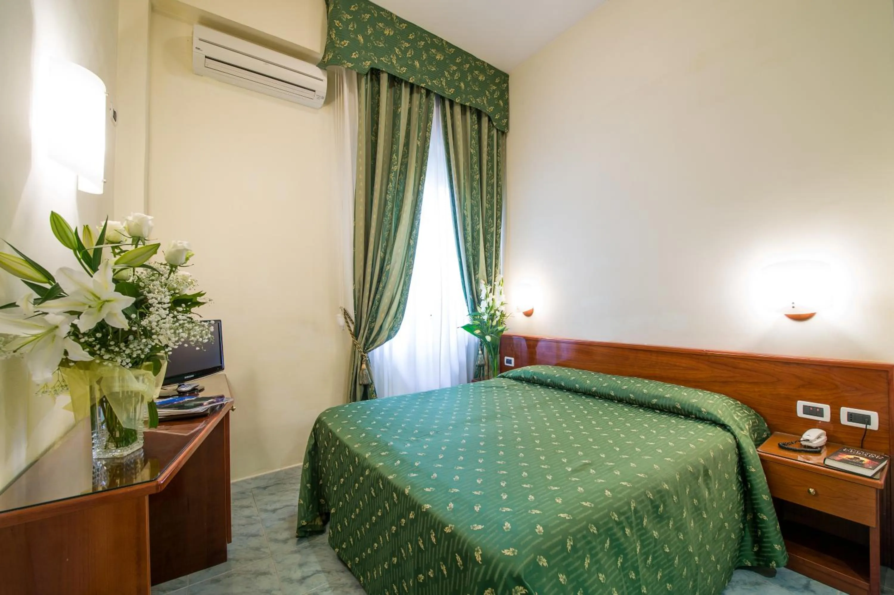 Photo of the whole room in Hotel Giulio Cesare