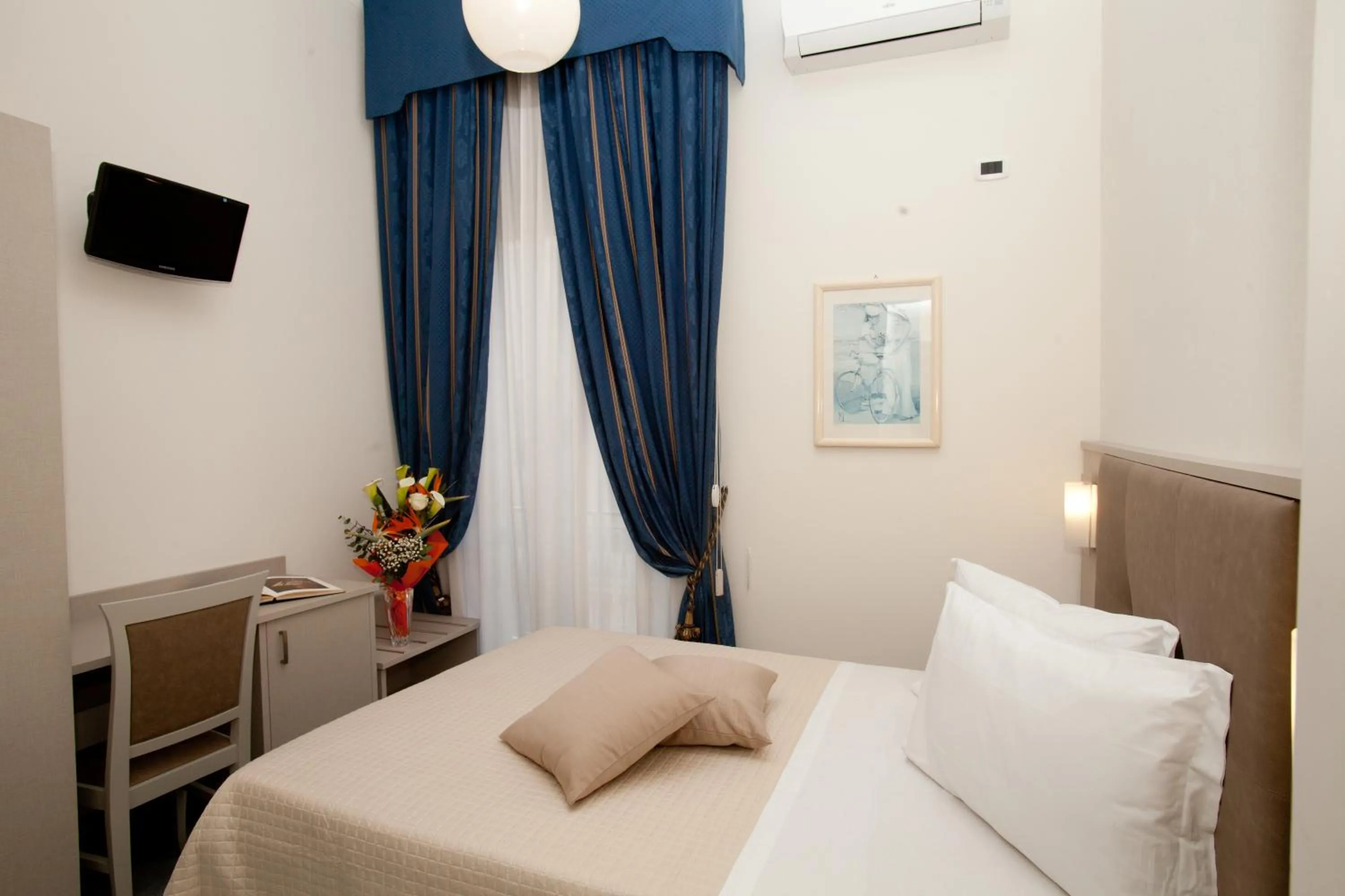 Bed in Hotel Giulio Cesare