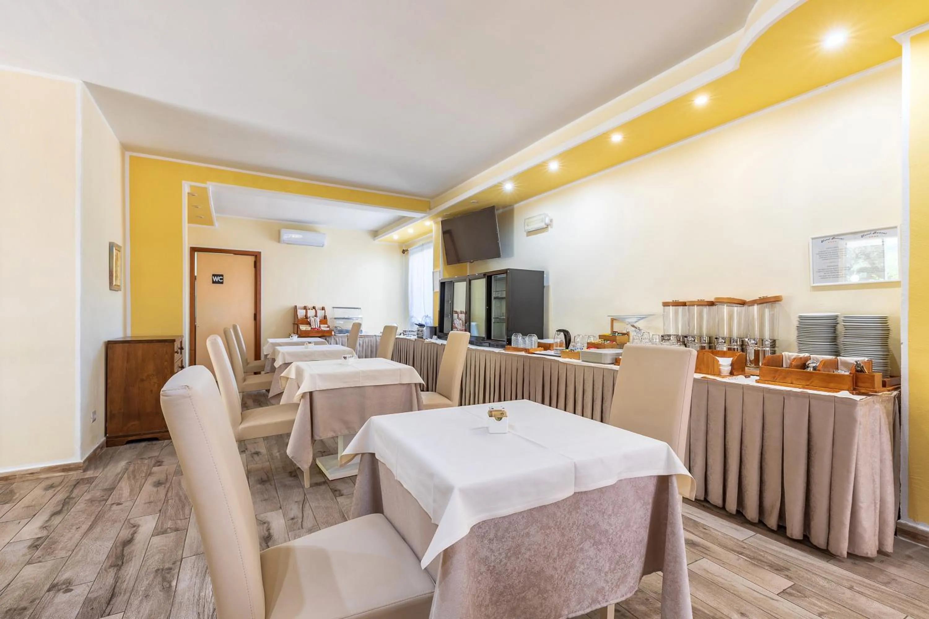 Continental breakfast in Hotel Bonsai