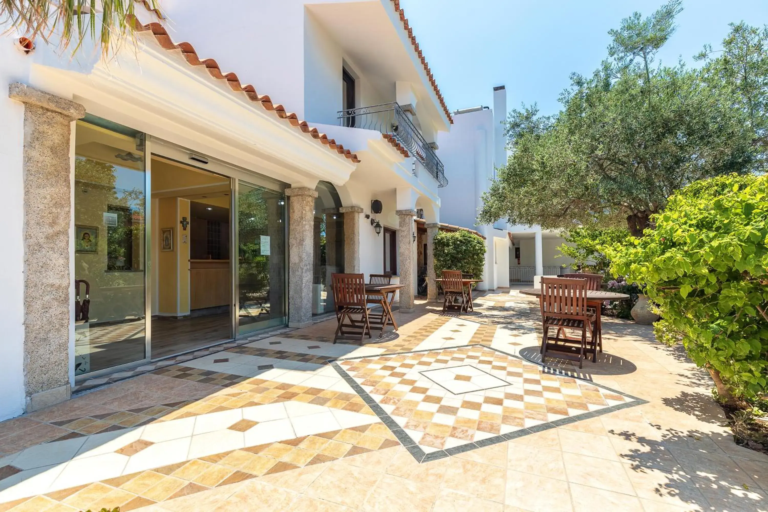 Facade/entrance in Hotel Bonsai Facade/entrance in Hotel Bonsai