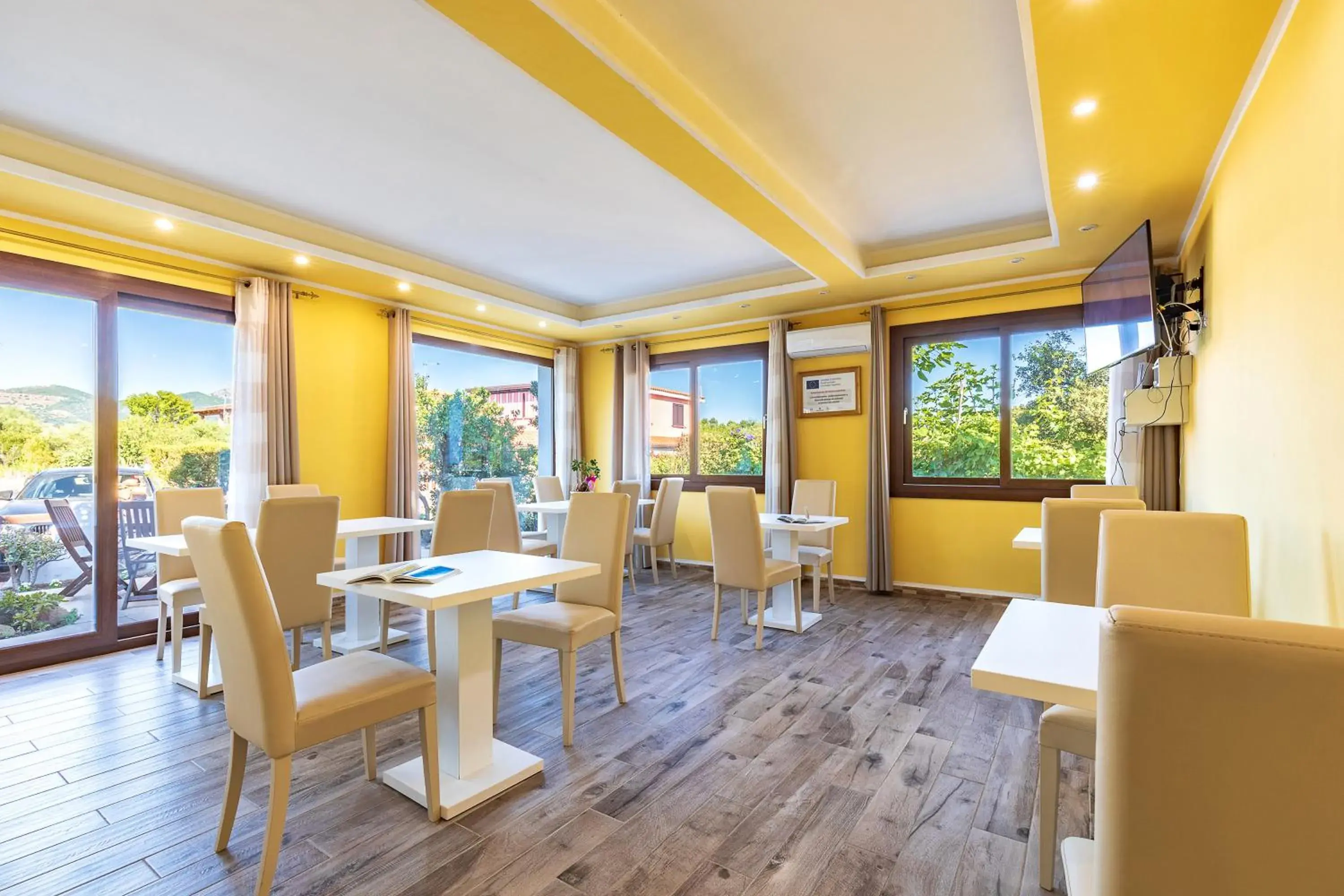 Restaurant/places to eat in Hotel Bonsai Restaurant/places to eat in Hotel Bonsai