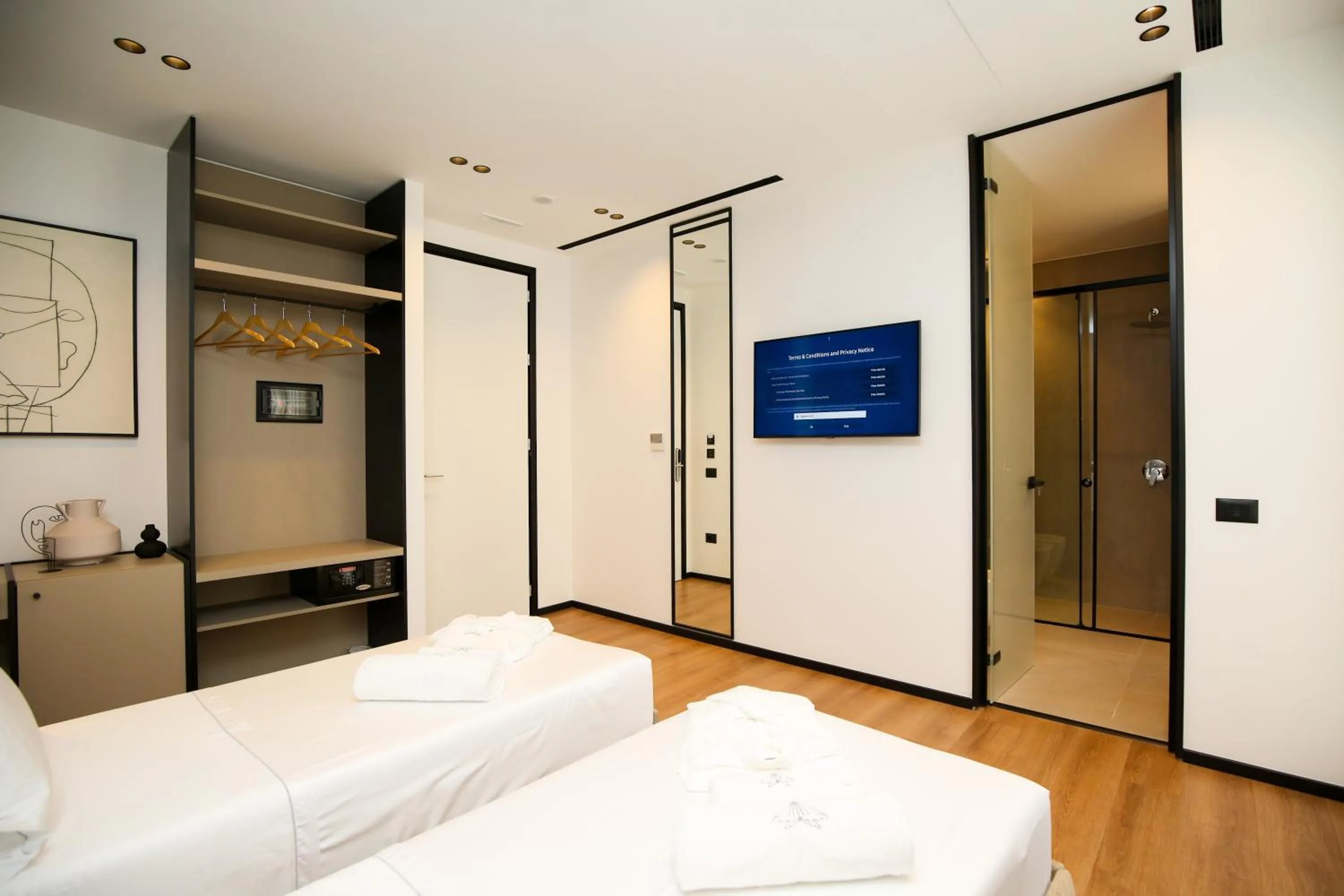 Communal lounge/ TV room, Bed in Nobus Hotel & Spa