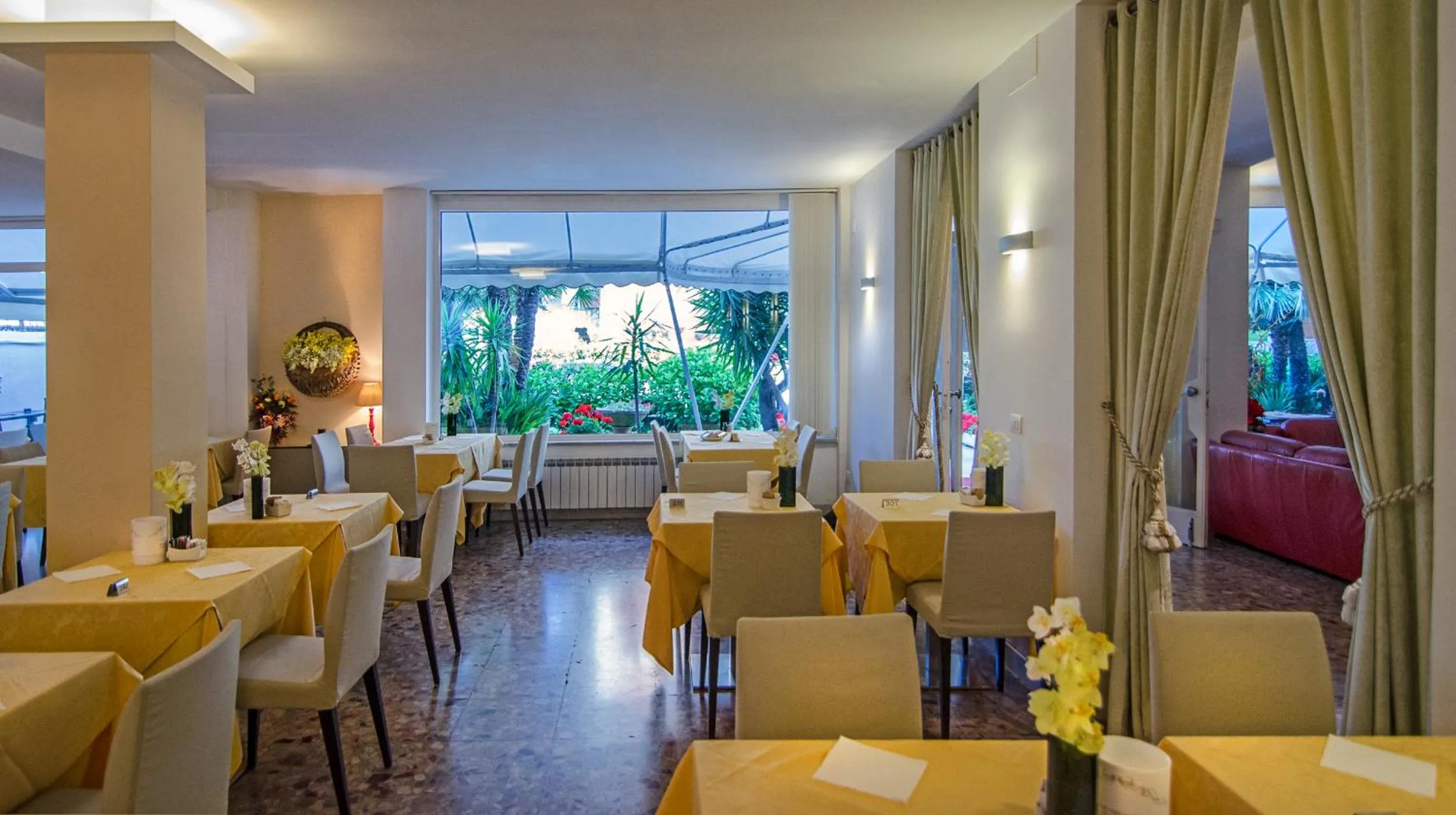 Restaurant/places to eat in Hotel Scandinavia