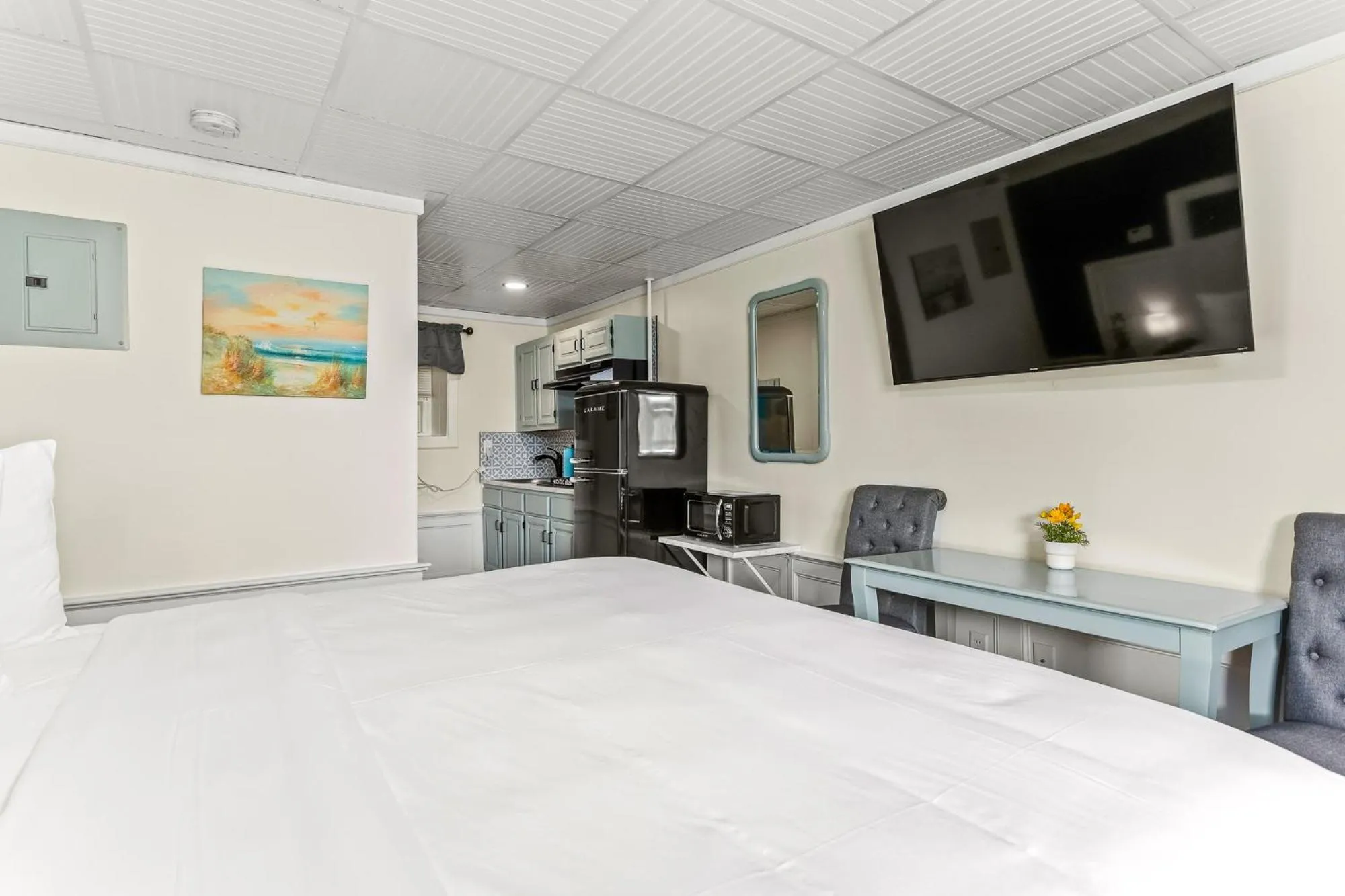 Photo of the whole room, Bed in The Crest - Hampton Beach