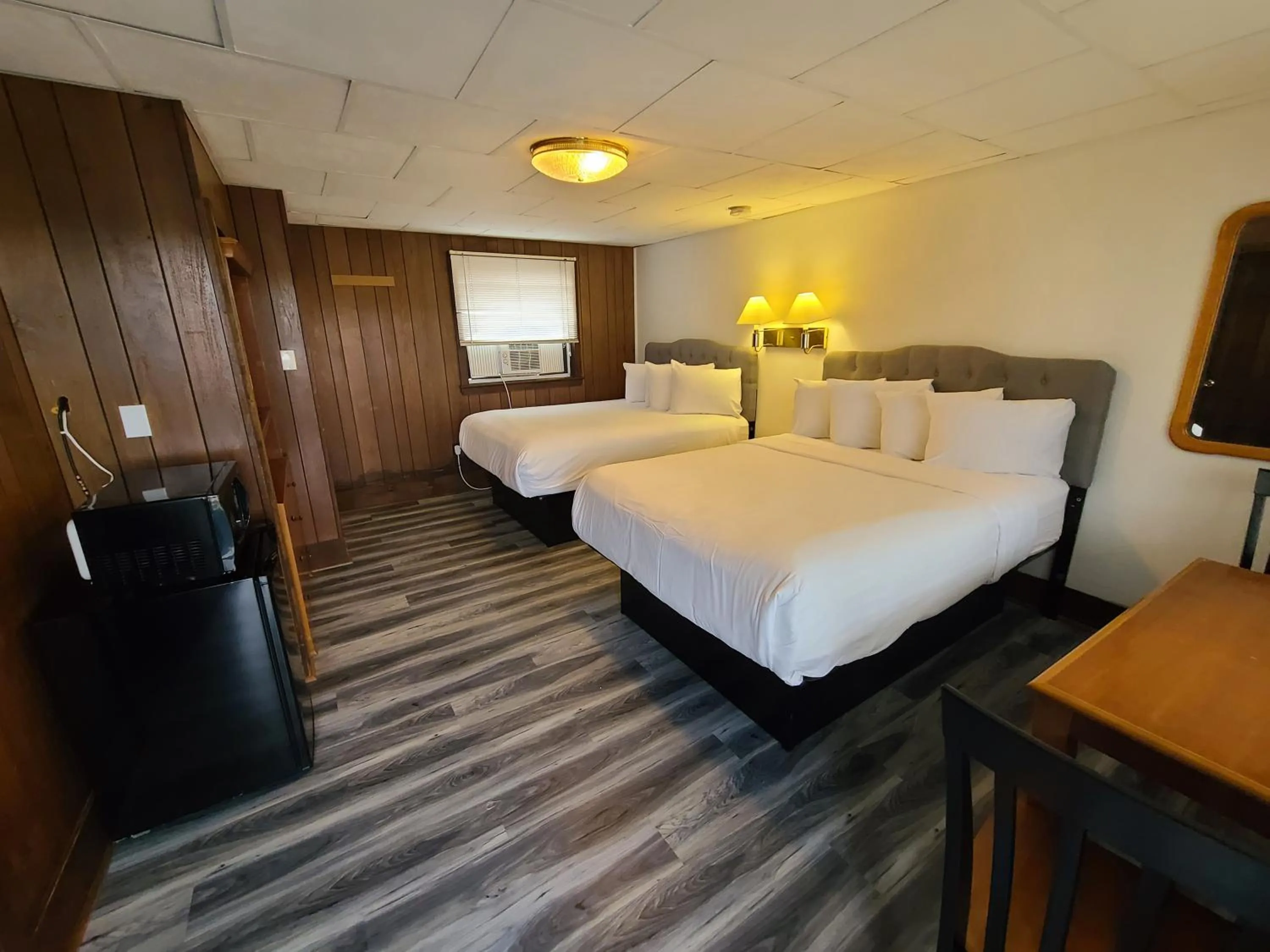 Photo of the whole room, Bed in The Crest - Hampton Beach