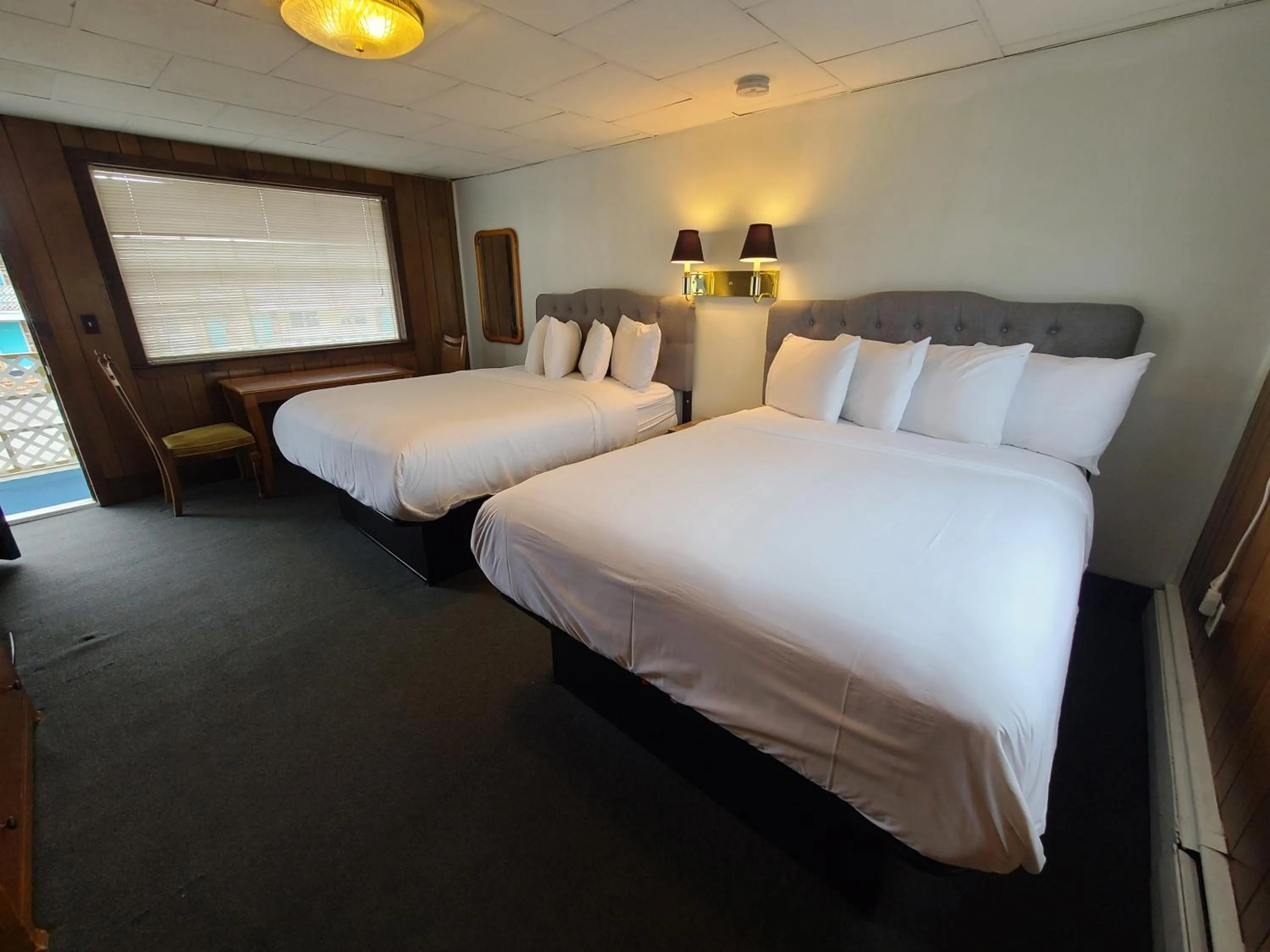 Photo of the whole room, Bed in The Crest - Hampton Beach