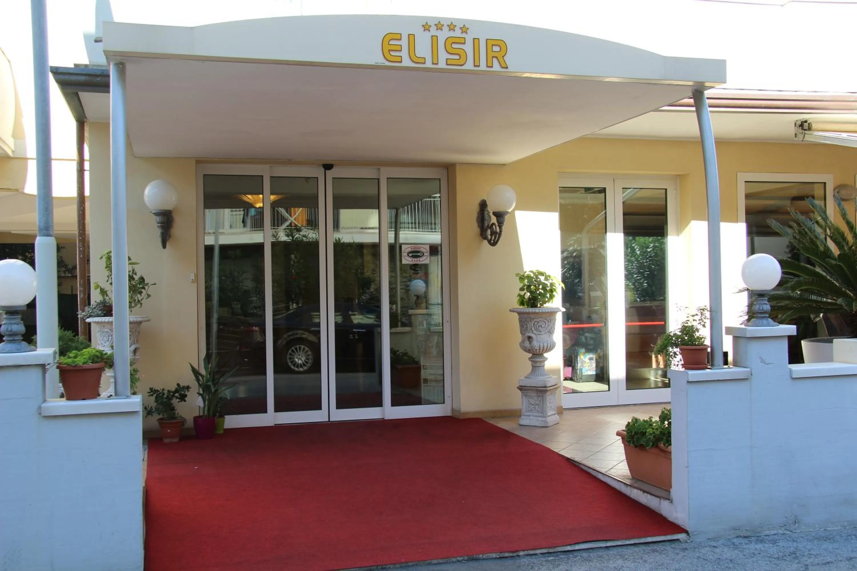 Facade/entrance in Hotel Elisir