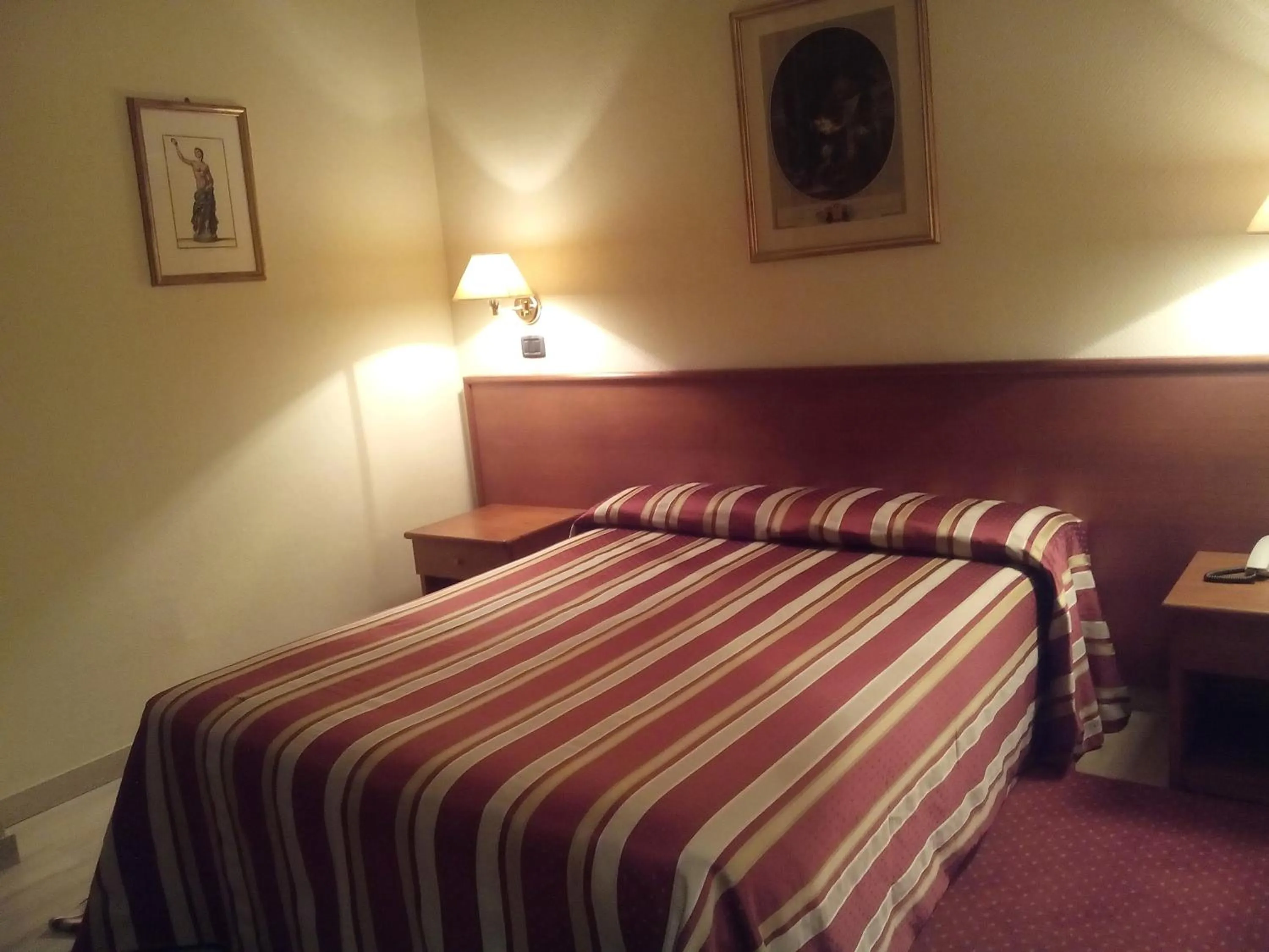 Photo of the whole room, Bed in Hotel Select