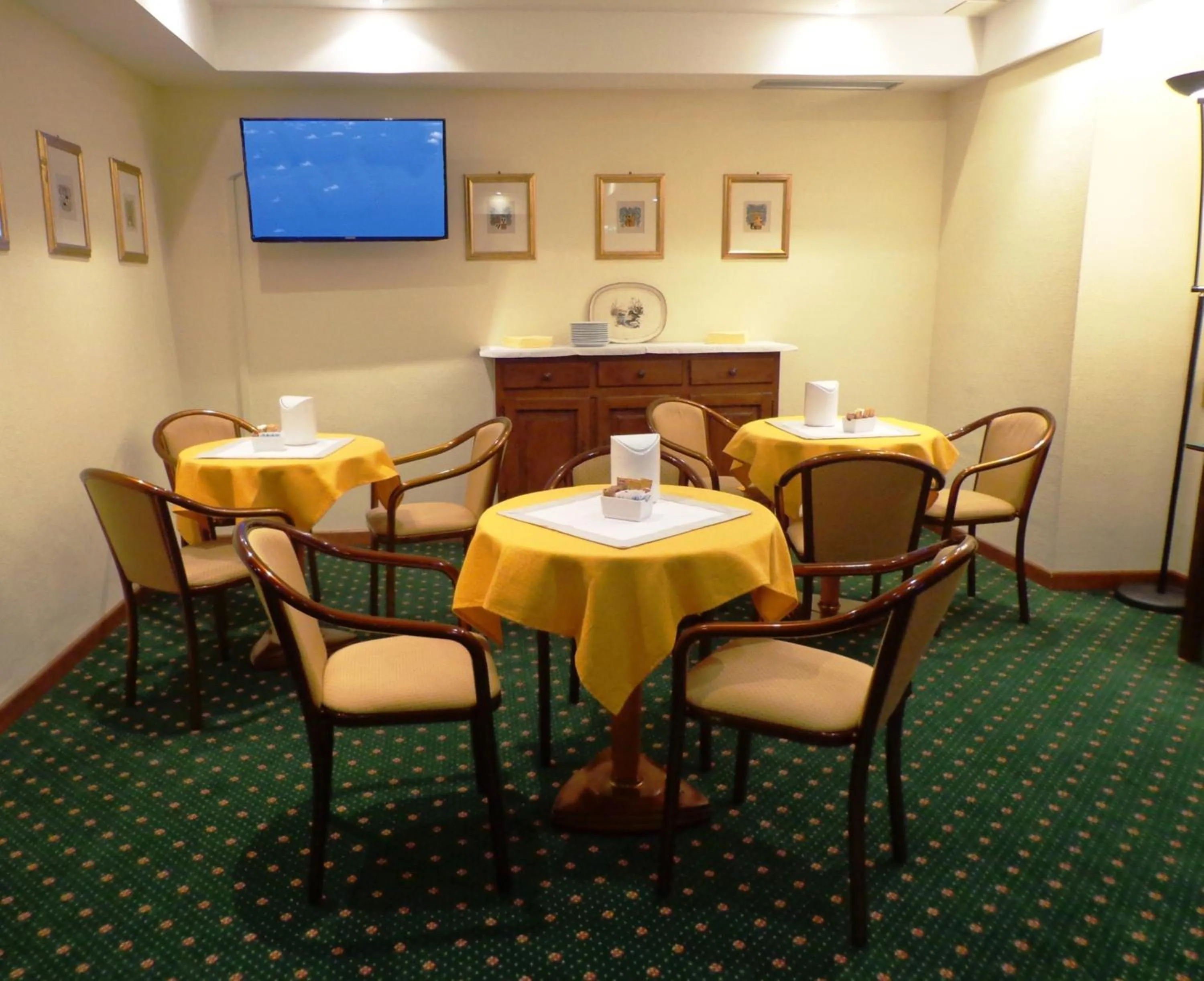 Restaurant/places to eat in Hotel Select