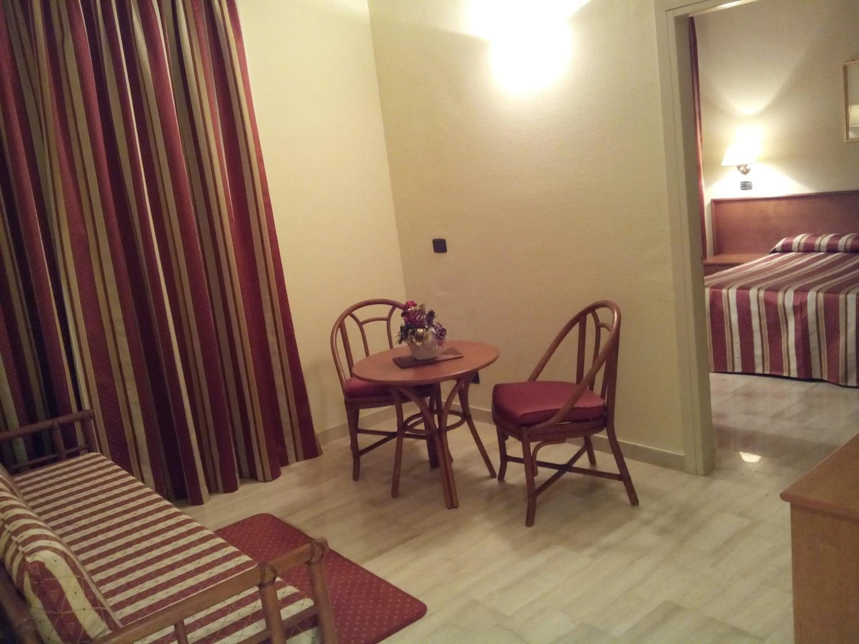 Seating area, Bed in Hotel Select