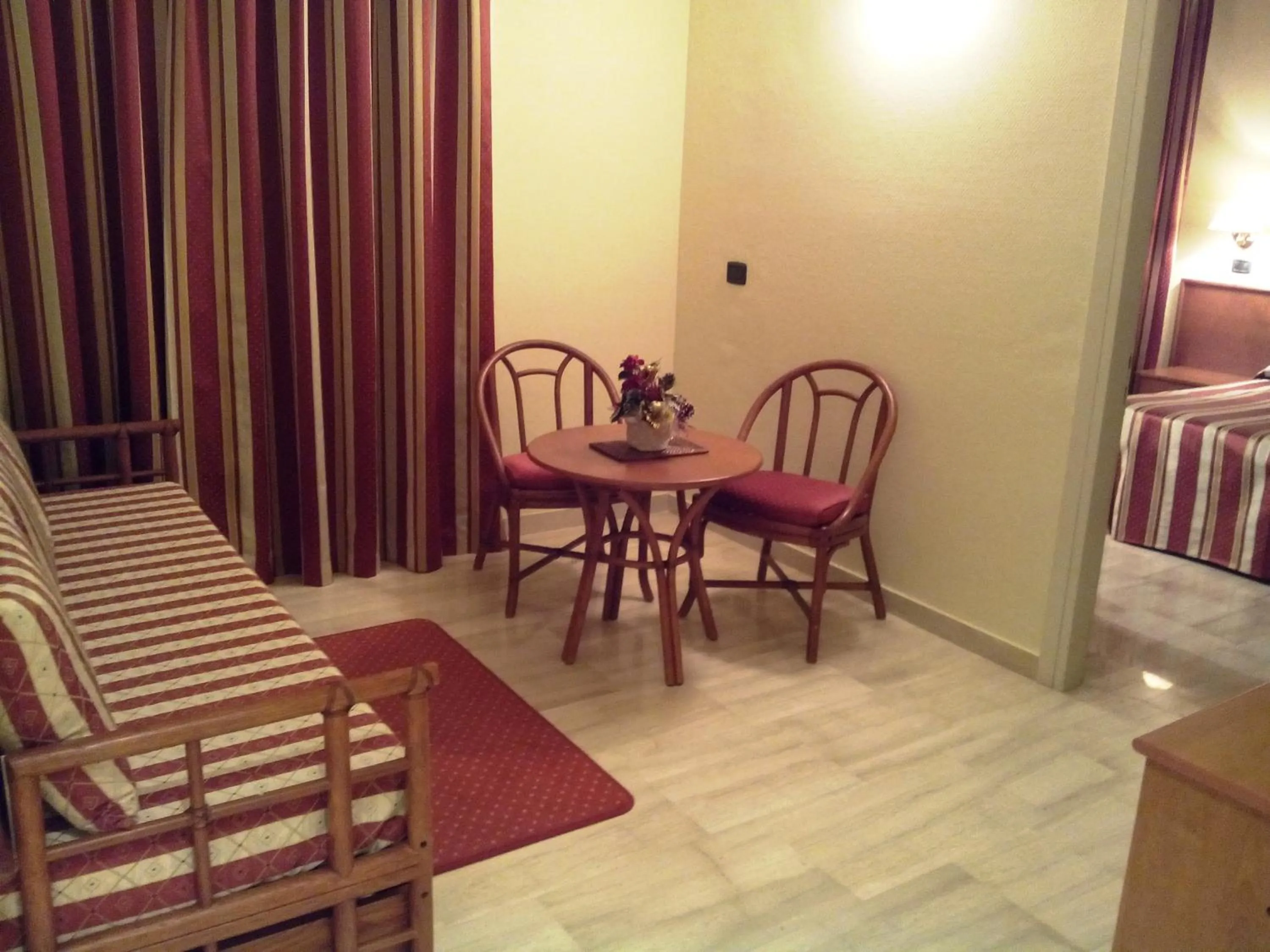 Seating area, Bed in Hotel Select