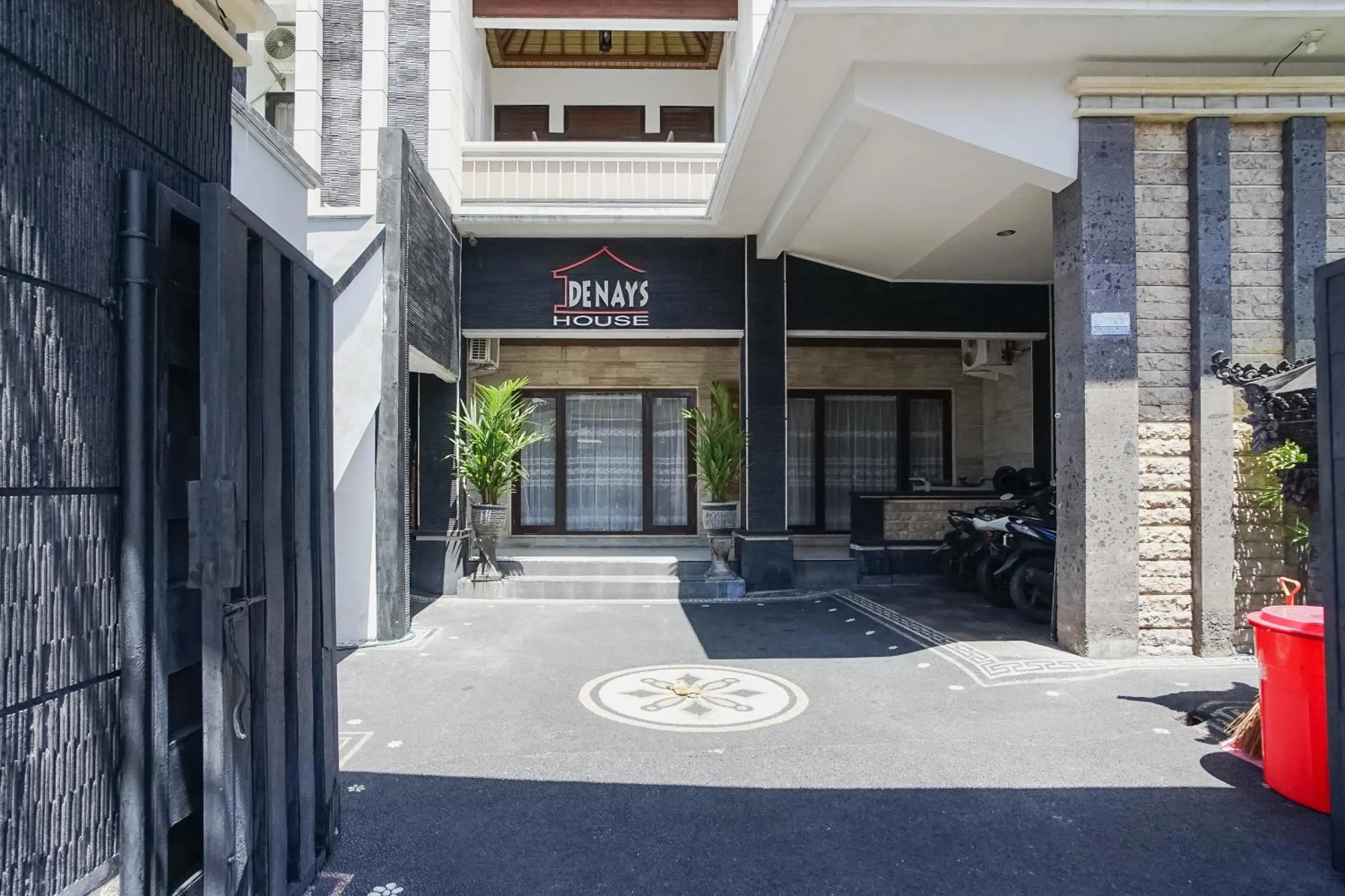 Facade/entrance in DENAYS GUESTHOUSE JIMBARAN