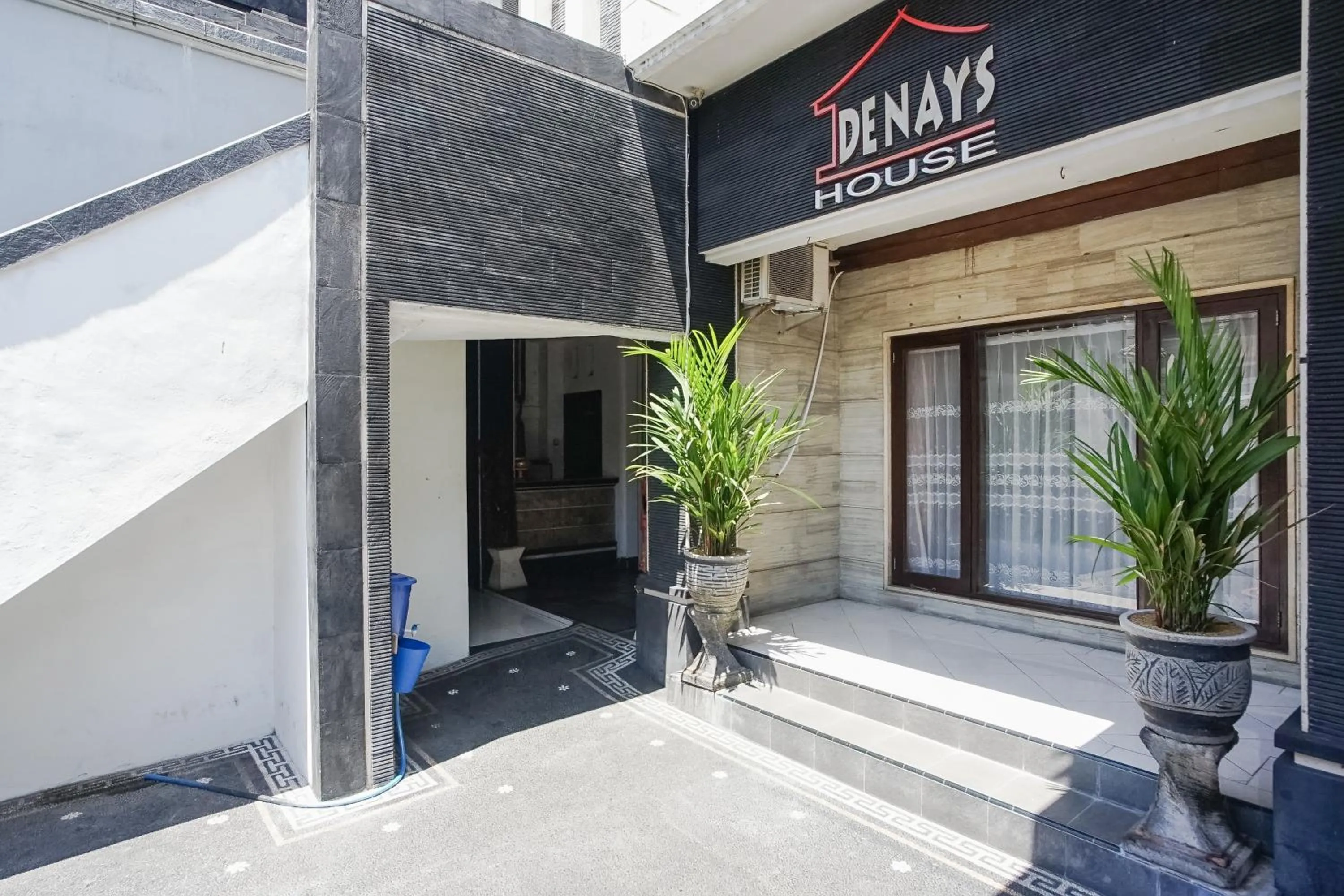 Lobby or reception in DENAYS GUESTHOUSE JIMBARAN