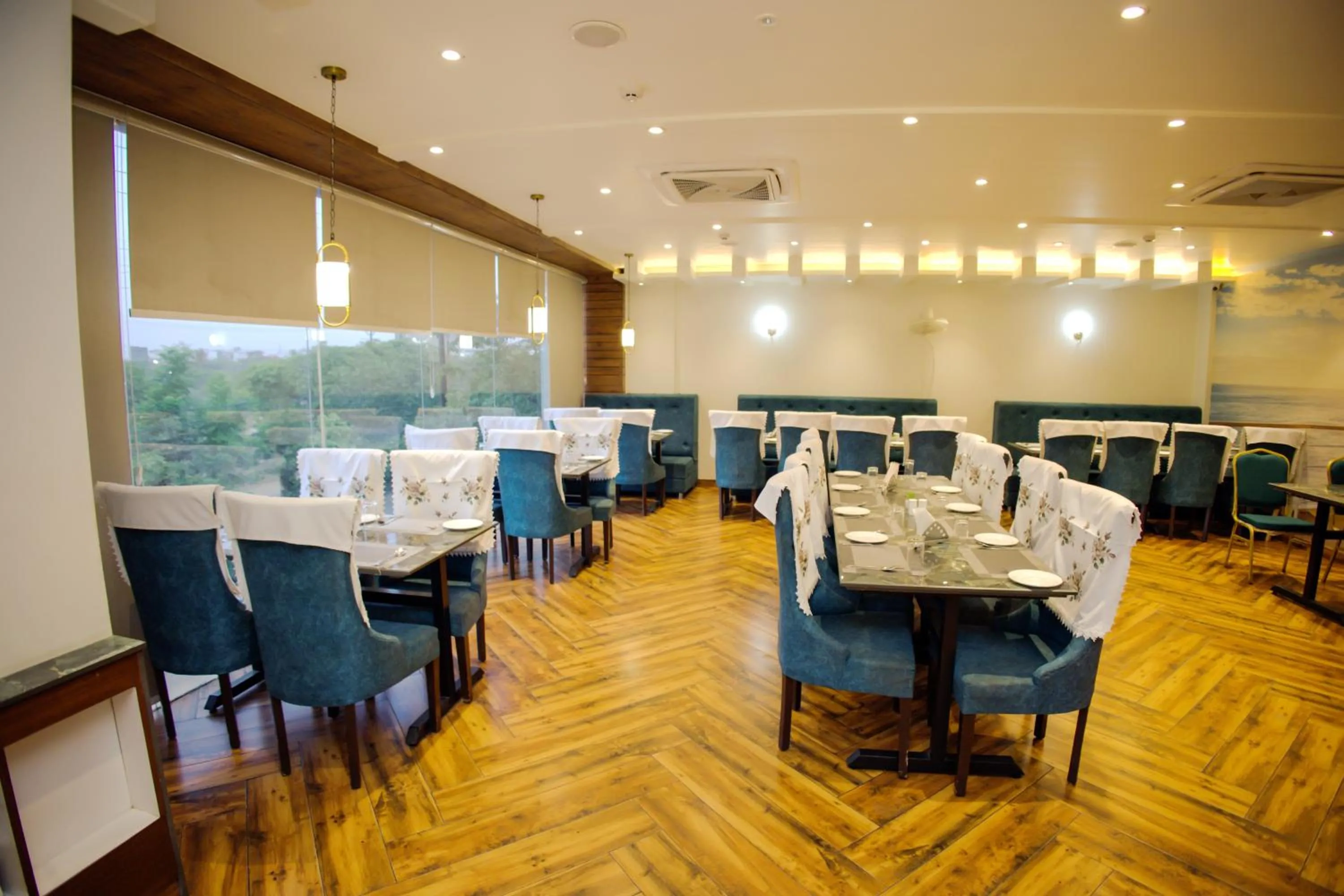 Restaurant/places to eat in Hotel Marine House