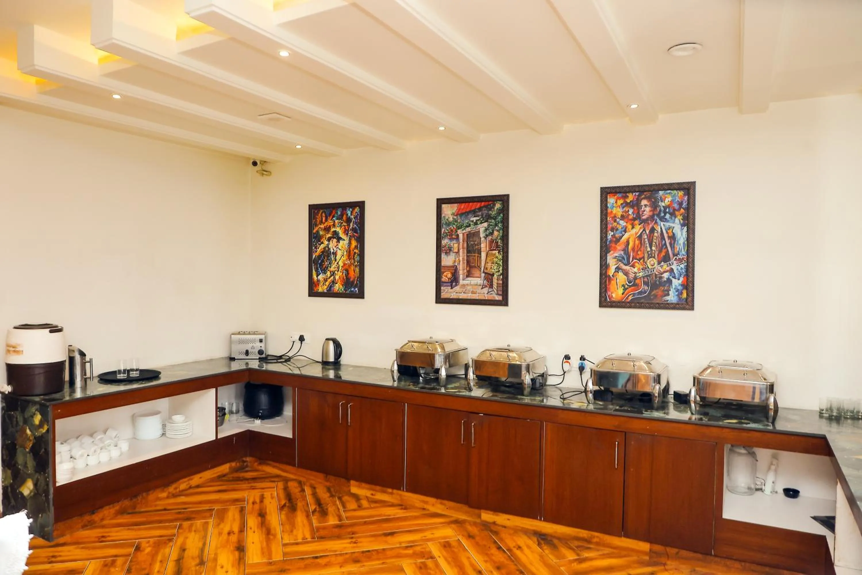 Restaurant/places to eat in Hotel Marine House